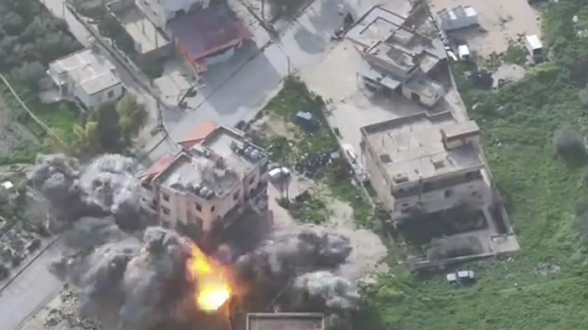 
         El impactante momento en el que Israel destruye una mezquita para "eliminar" a miembros de Hezbolá 
    