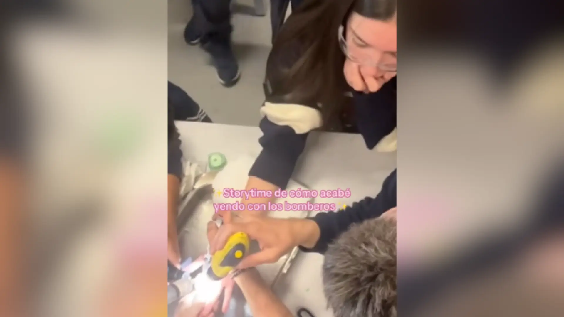 
         Una joven sale de fiesta y acaba con los bomberos por culpa de un anillo: "No podía quitármelo" 
    
