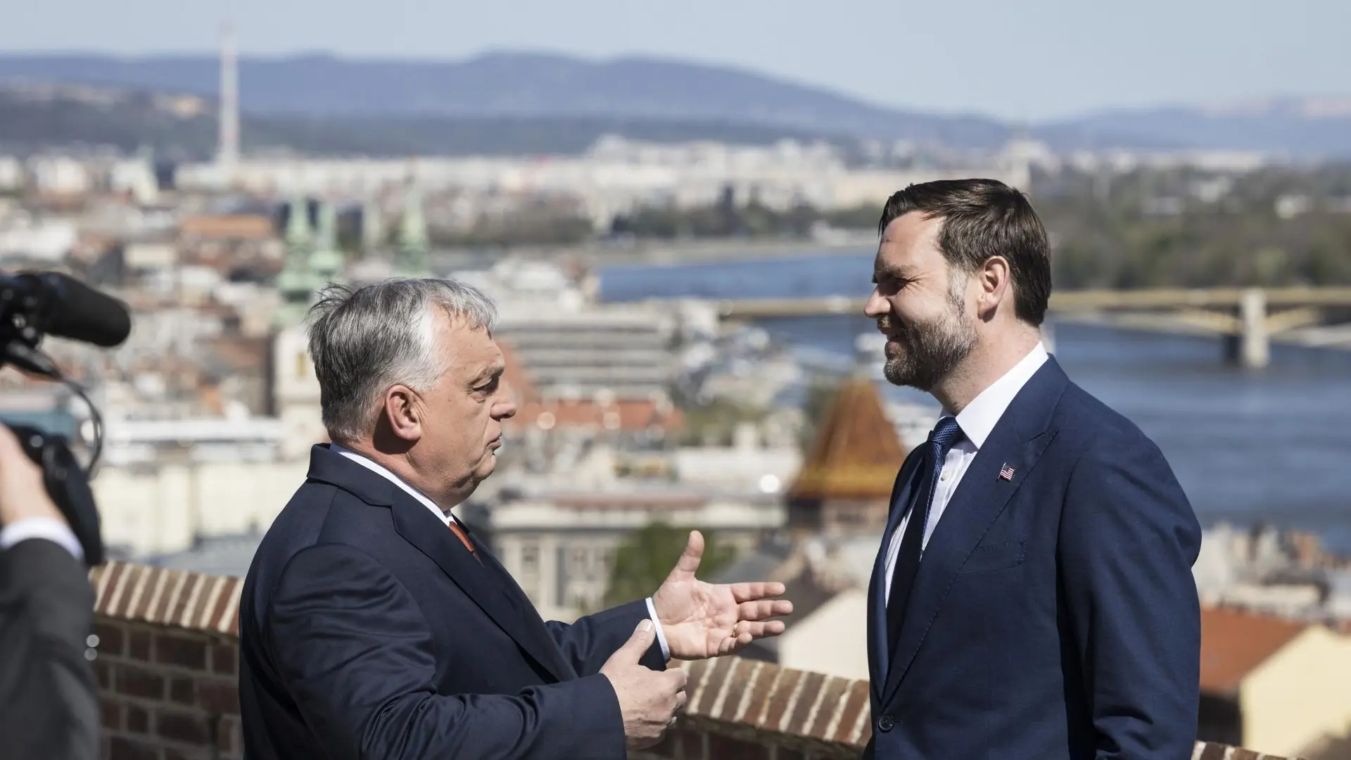 
         JD Vance arropa a Viktor Orbán para "ayudarle" a ganar las elecciones en pleno órdago del primer ministro húngaro a la UE 
    