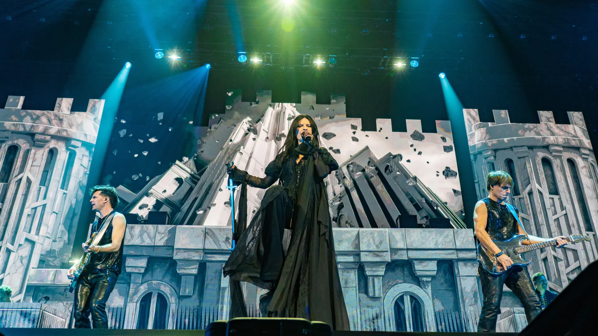 
         Laura Pausini interrumpe su concierto de Madrid por una persona bebida: "Quiero saber qué está pasando ahí" 
    