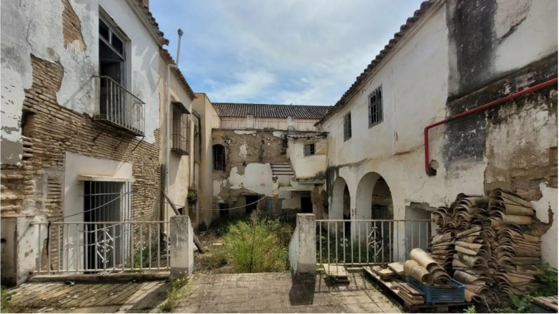 
         Sevilla aprueba 5,5 millones para la rehabilitación de Santa Clara, el Pabellón Real y un nuevo centro cívico 
    