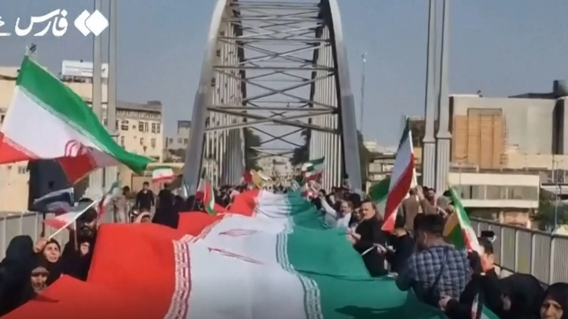 
         Largas cadenas humanas en las centrales y los puentes de Irán amenazados por Trump a pocas horas de que acabe el ultimátum 
    