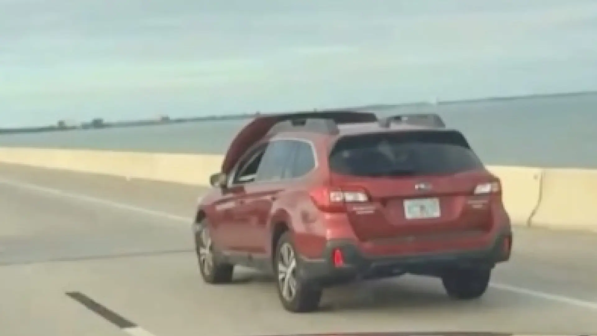 
         El momento más surrealista en el mundo del motor: un hombre conduce en Florida con el capó completamente subido 
    