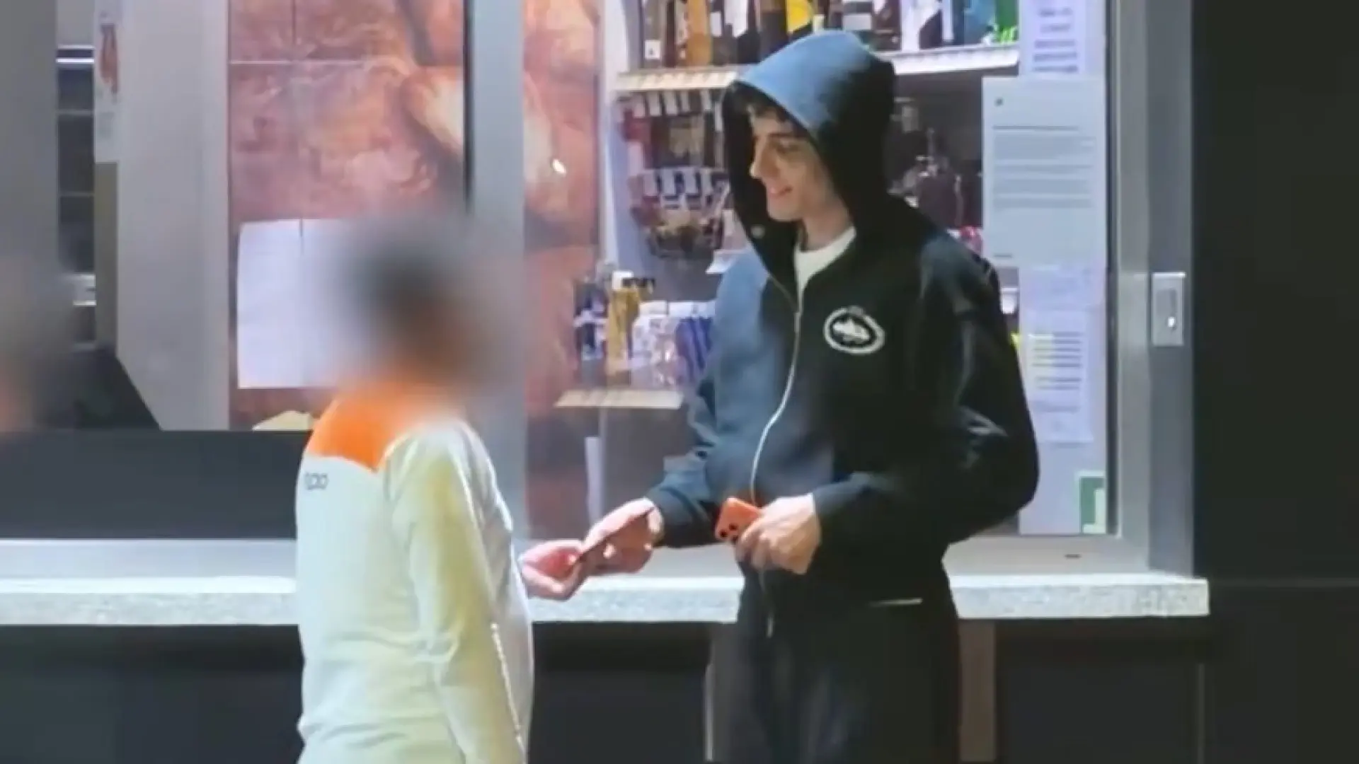 
         Plex le regala un billete para Argentina al empleado de la gasolinera a la que va siempre y lo graba: "8 años sin ver a sus padres" 
    