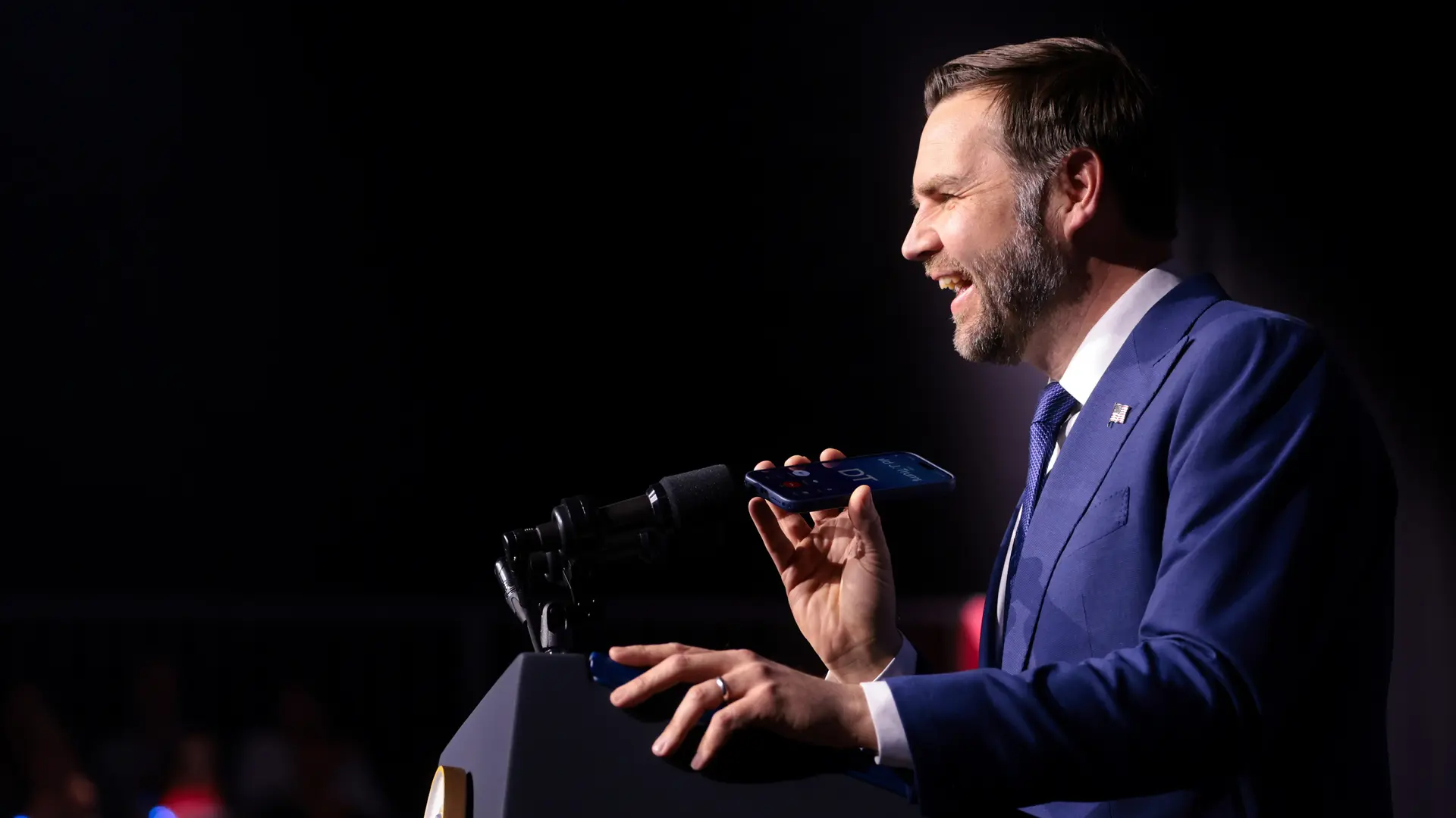 
         Vance llama a Trump en pleno mitin con Orban: "Me encanta Viktor, tenemos una relación tremenda" 
    