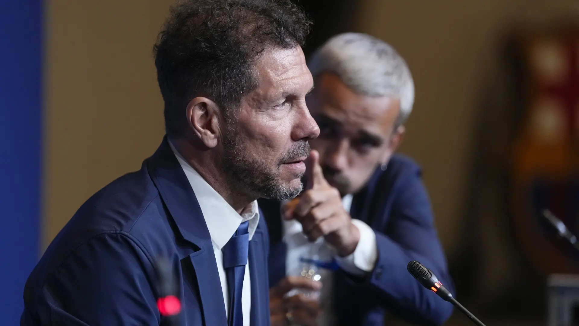 
         Las emotivas palabras de despedida de Simeone a Griezmann: "Te quiero mucho" 
    