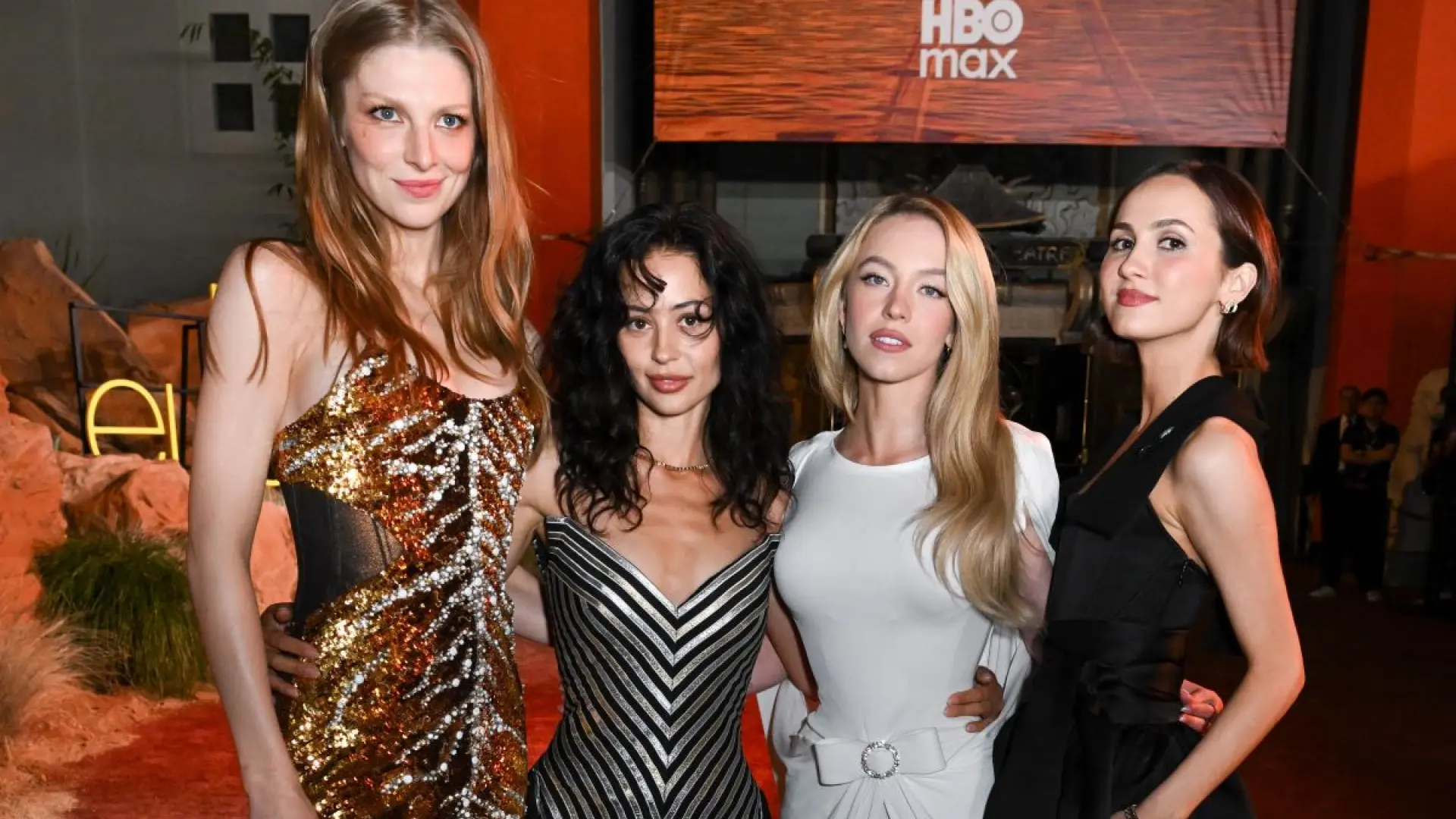 
         'Euphoria' incendia la alfombra roja: las mejores fotos de Sydney Sweeney, Zendaya y Jacob Elordi 
    