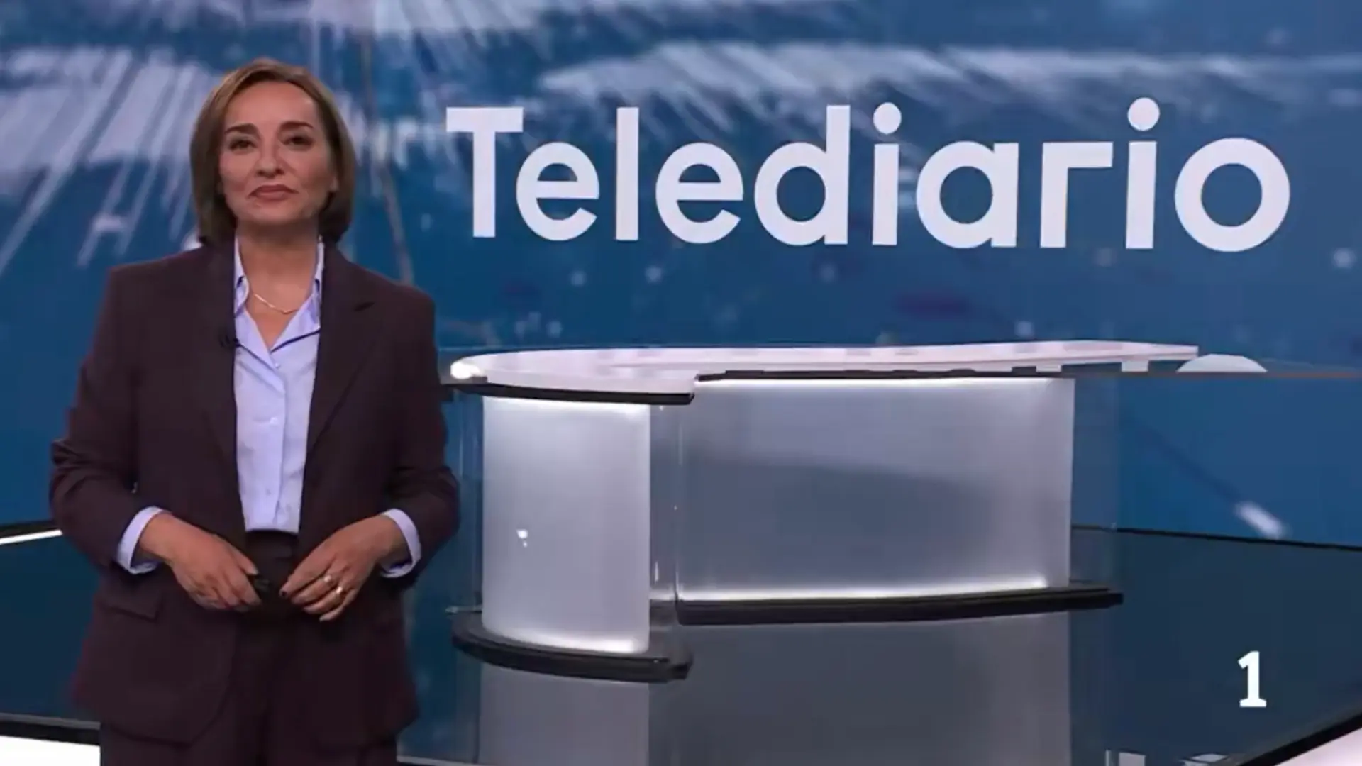 
         El emocionante cierre del 'Telediario' de Pepa Bueno, con una canción de Robe Iniesta de fondo y ante una posible debacle 
    