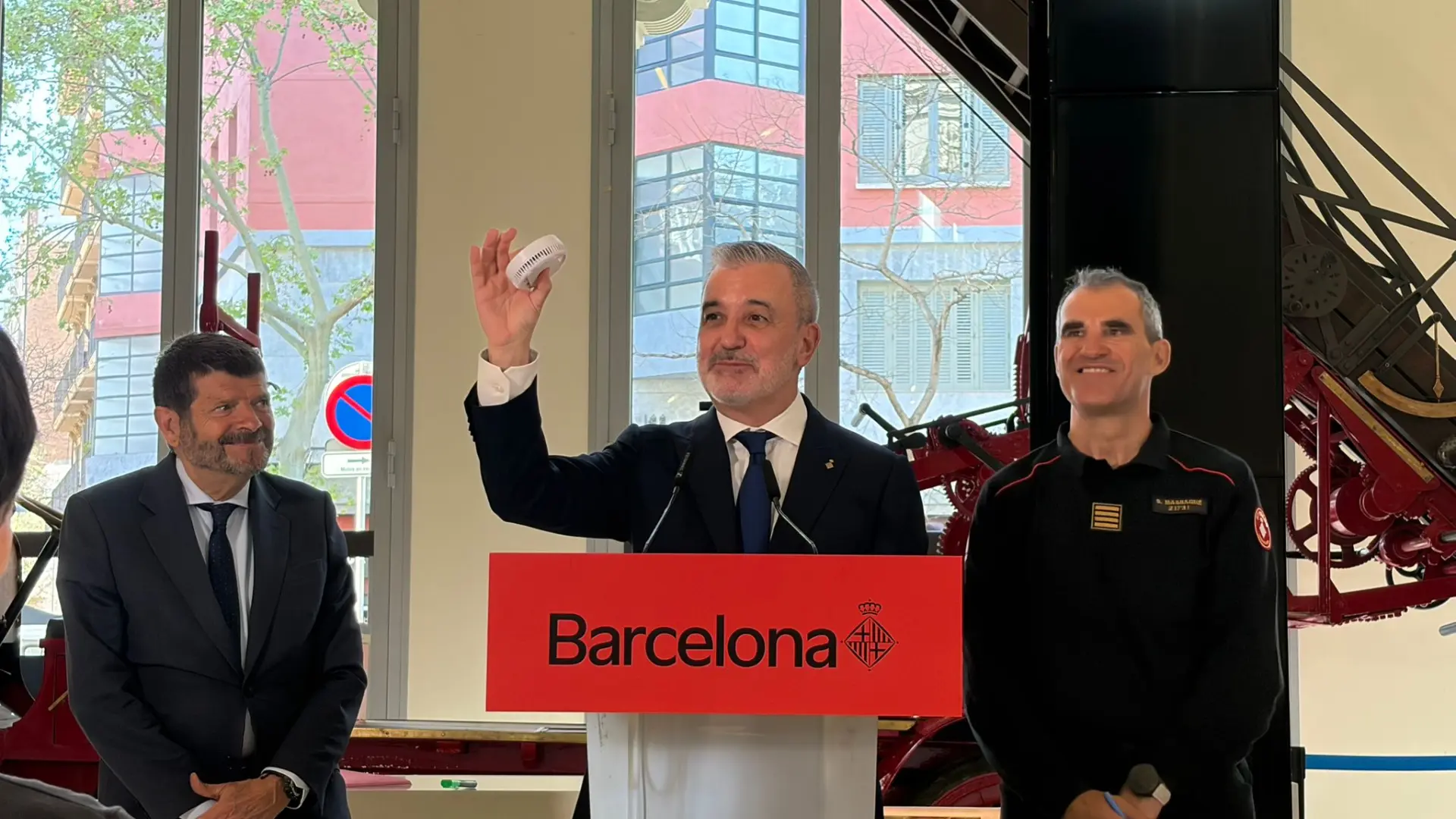 
         Barcelona prevé hacer obligatorio el detector de humo en viviendas de nueva construcción a partir de 2027 
    