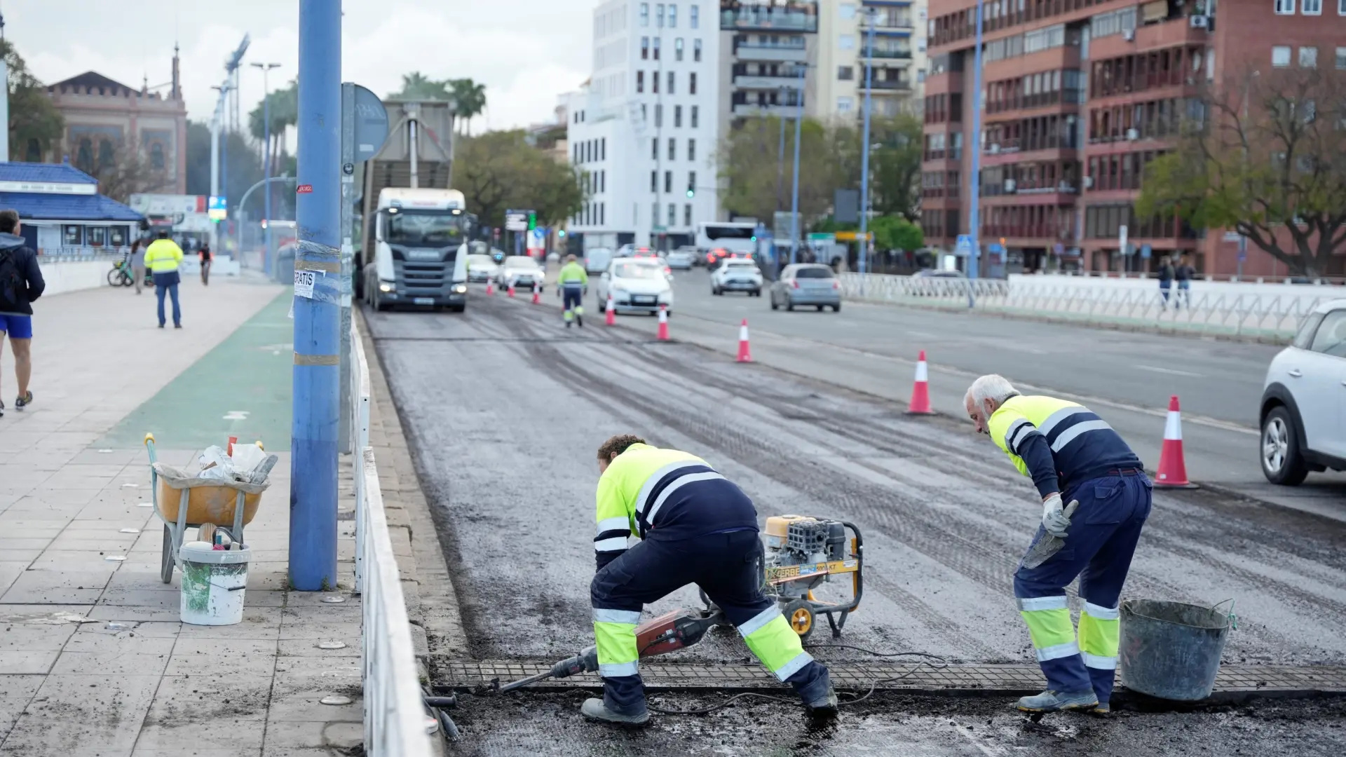 
         Comienzan las obras de reasfaltado del Puente del Cachorro con cortes nocturnos al tráfico 
    