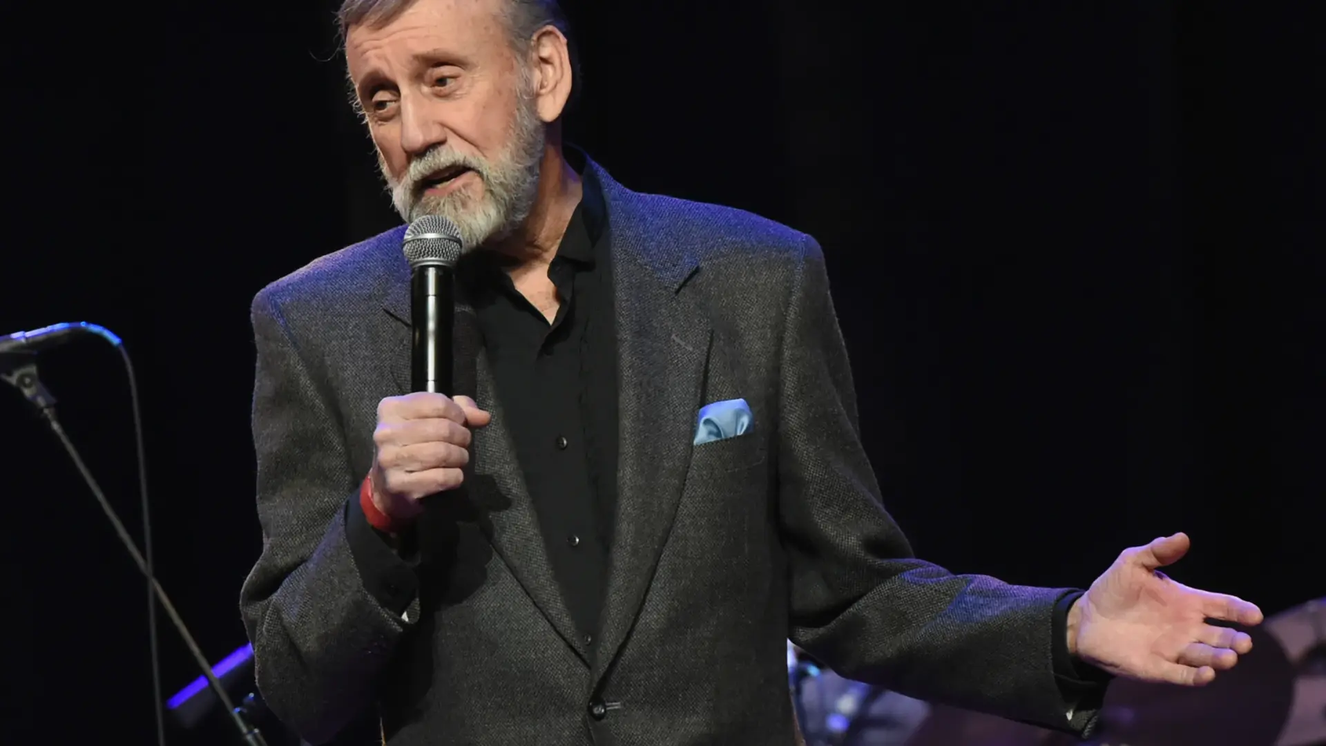 
         El cantante Ray Stevens se fractura el cuello tras una caída 
    