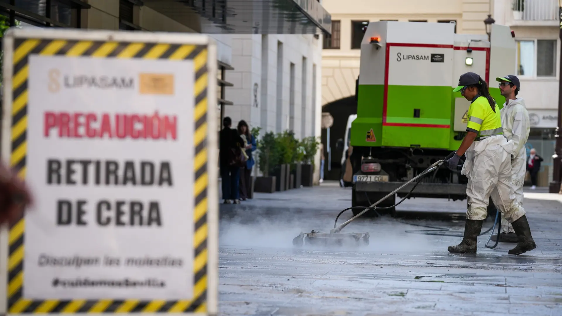 
         Lipasam retira la cera de la Semana Santa en 90.000 metros cuadrados de calles, como 14 campos de fútbol 
    
