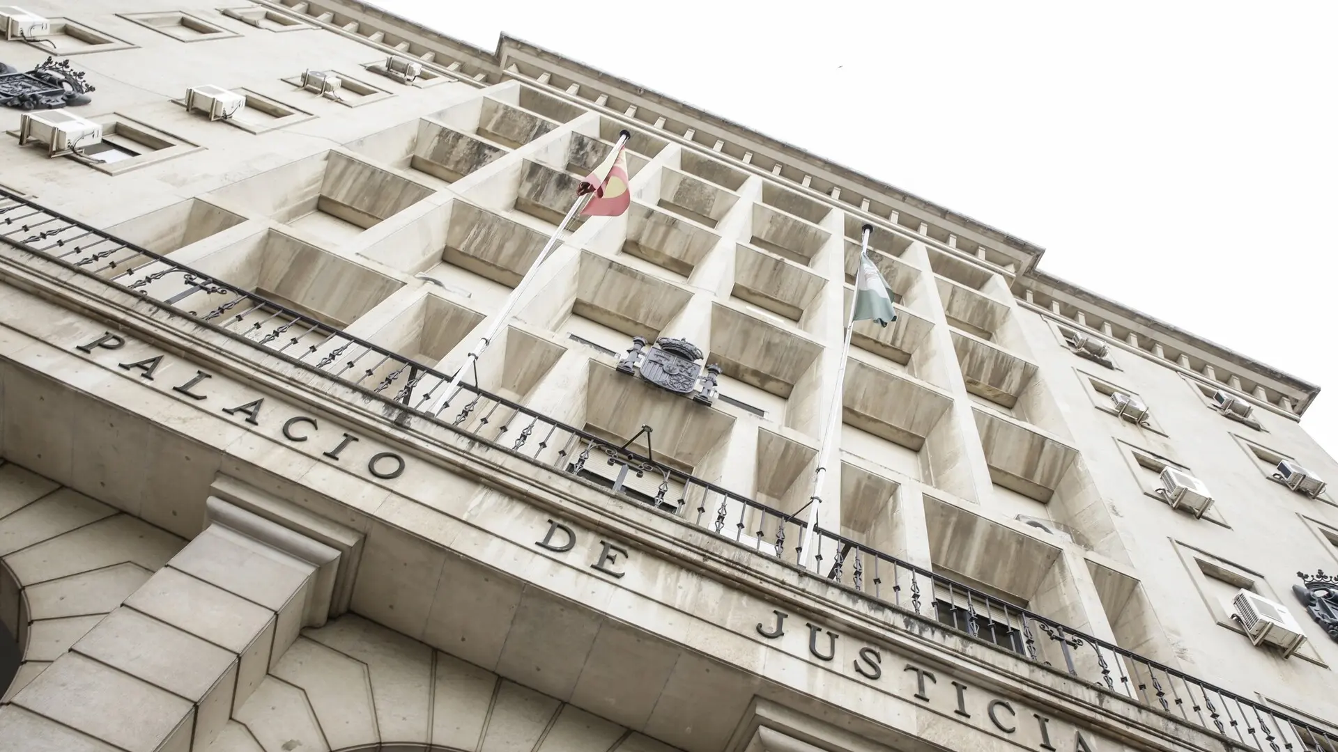 
         Condenan al falso cura sevillano a dos años de prisión por estafar a personas con "delicada" situación económica 
    