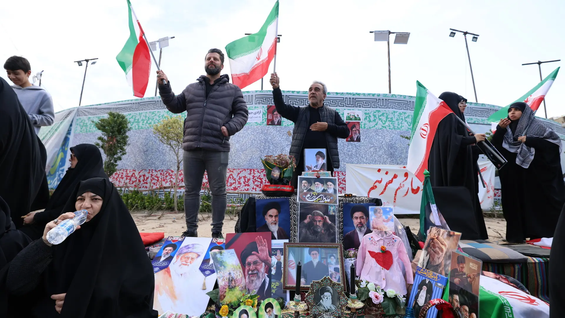 
         La "frágil" tregua entre EEUU e Irán se tambalea el primer día por los ataques de Israel en Líbano y la incertidumbre en Ormuz 
    