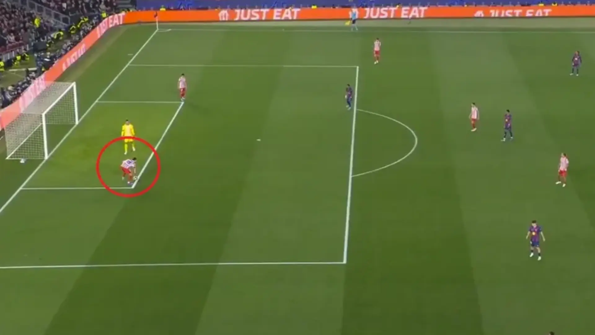 
         Indignación en el Barcelona por el posible penalti de Marc Pubill: los culés se aferran al reglamento 
    