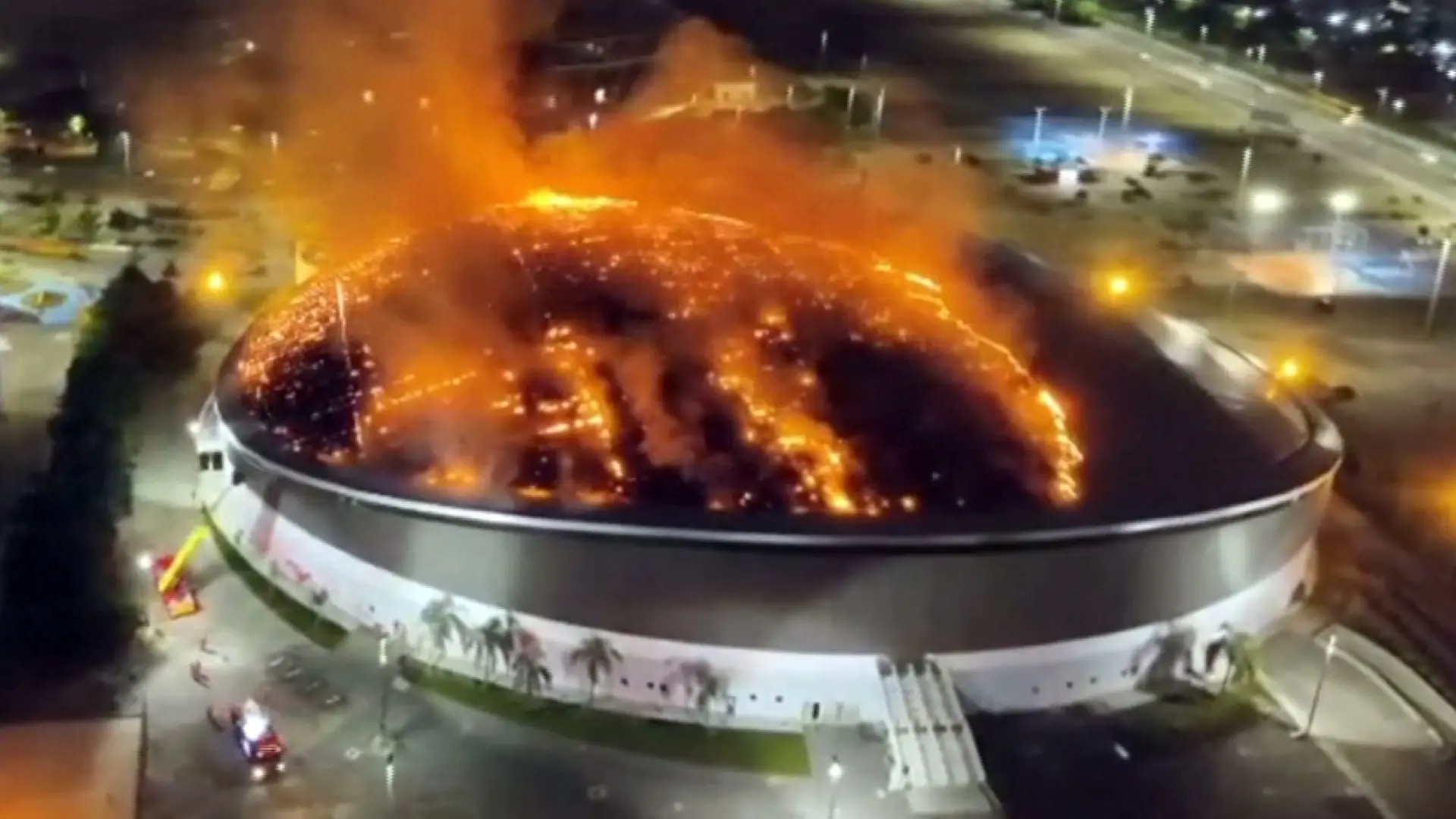 
         Un espectacular incendio arrasa la cubierta del velódromo olímpico de Río de Janeiro 
    