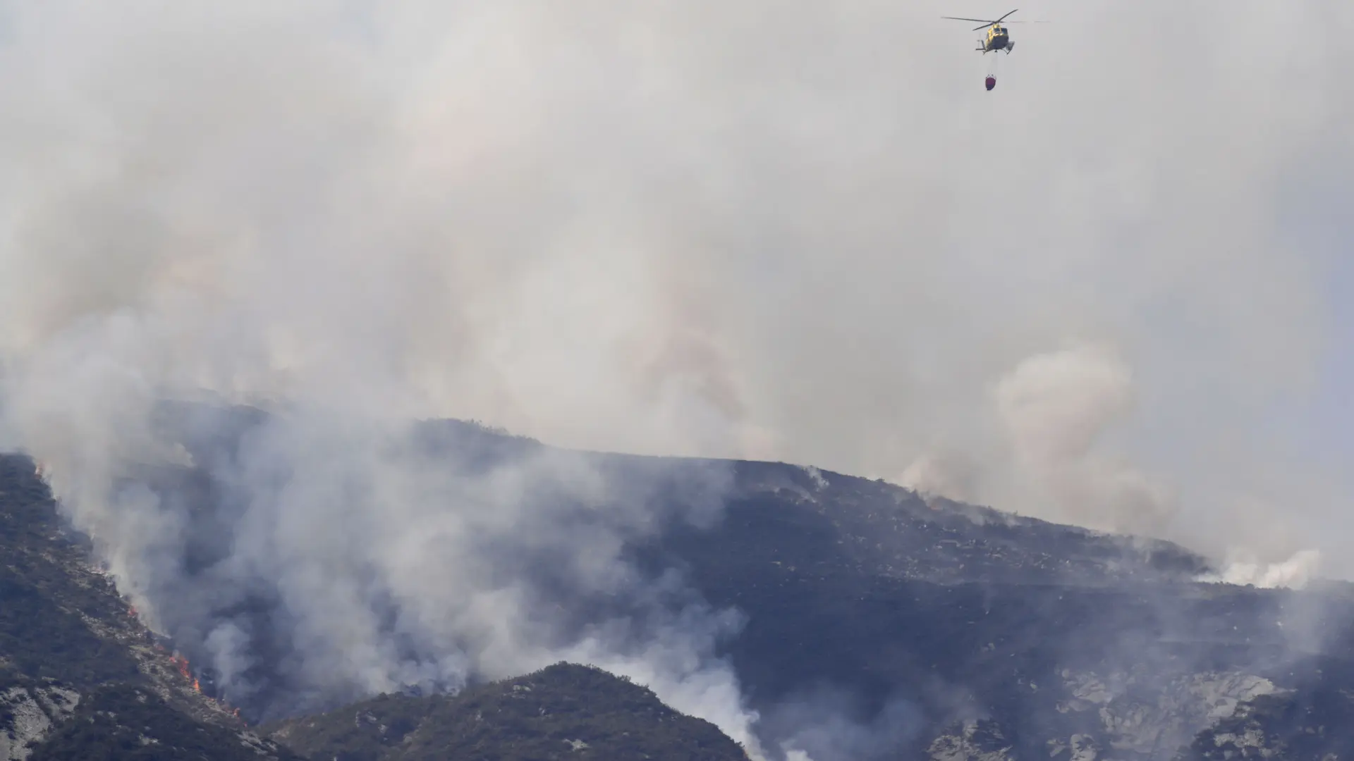 
         Descienden los incendios en Asturias y Cantabria con 13 fuegos activos, aunque el peligro sigue 
    