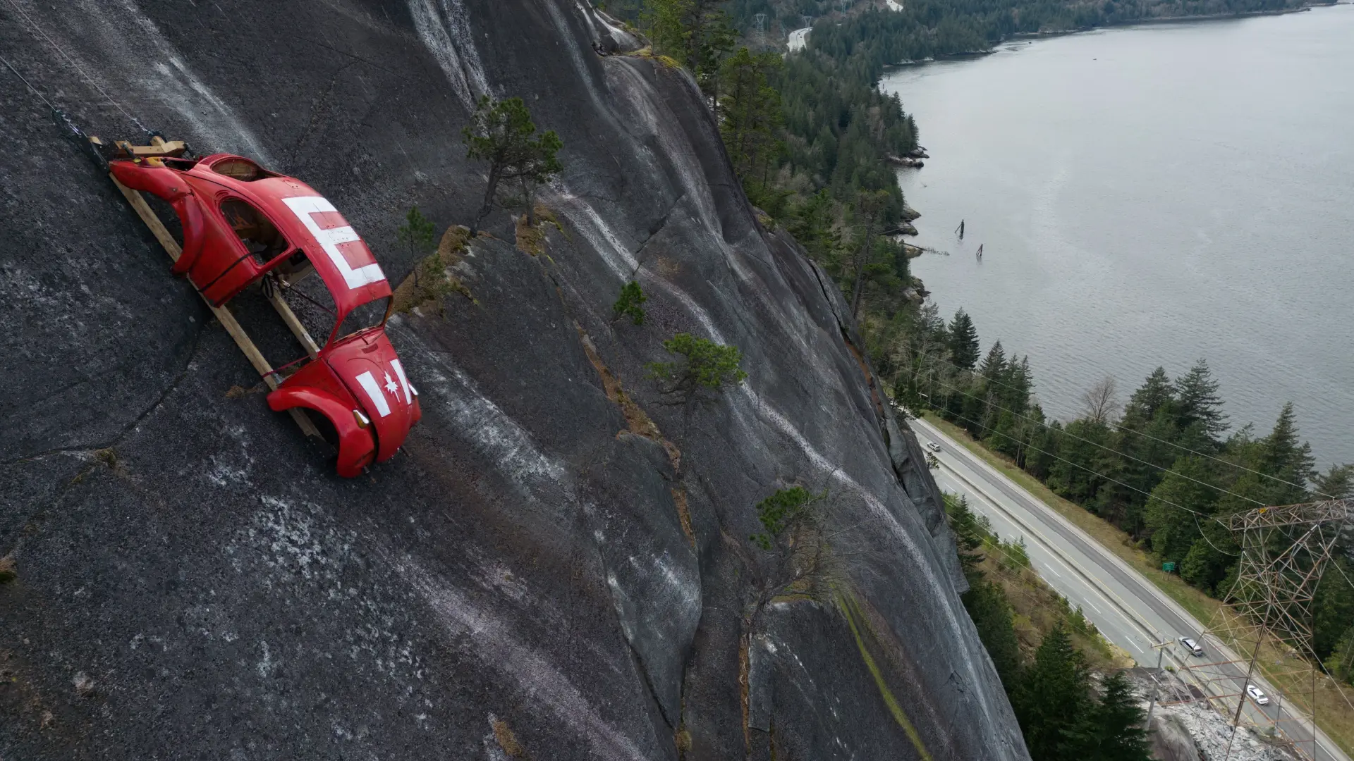 
         Una broma de altura: cuelgan un Volkswagen Escarabajo de una escarpada pared rocosa 
    