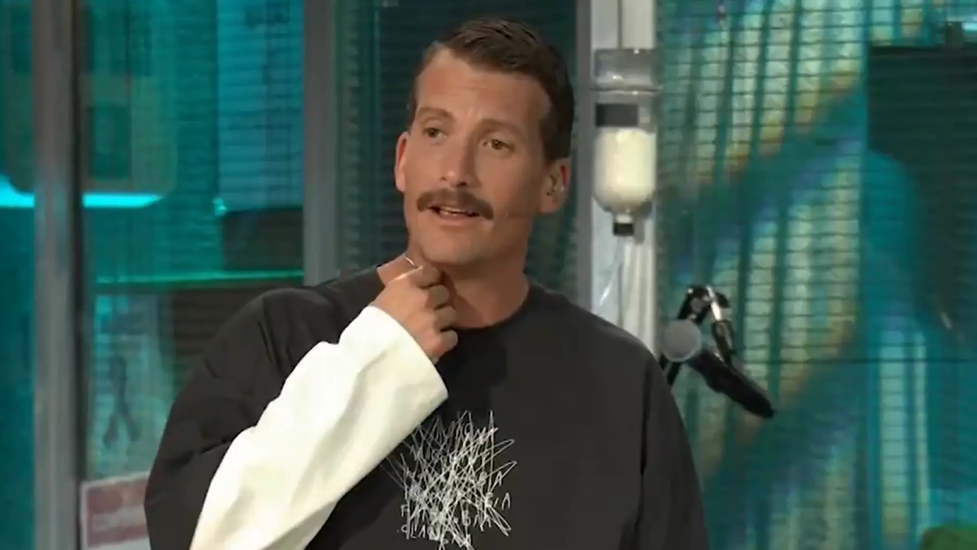 
         Grison enseña las heridas que le han salido en la pierna después de viajar a África: "Ya no tiene gracia" 
    