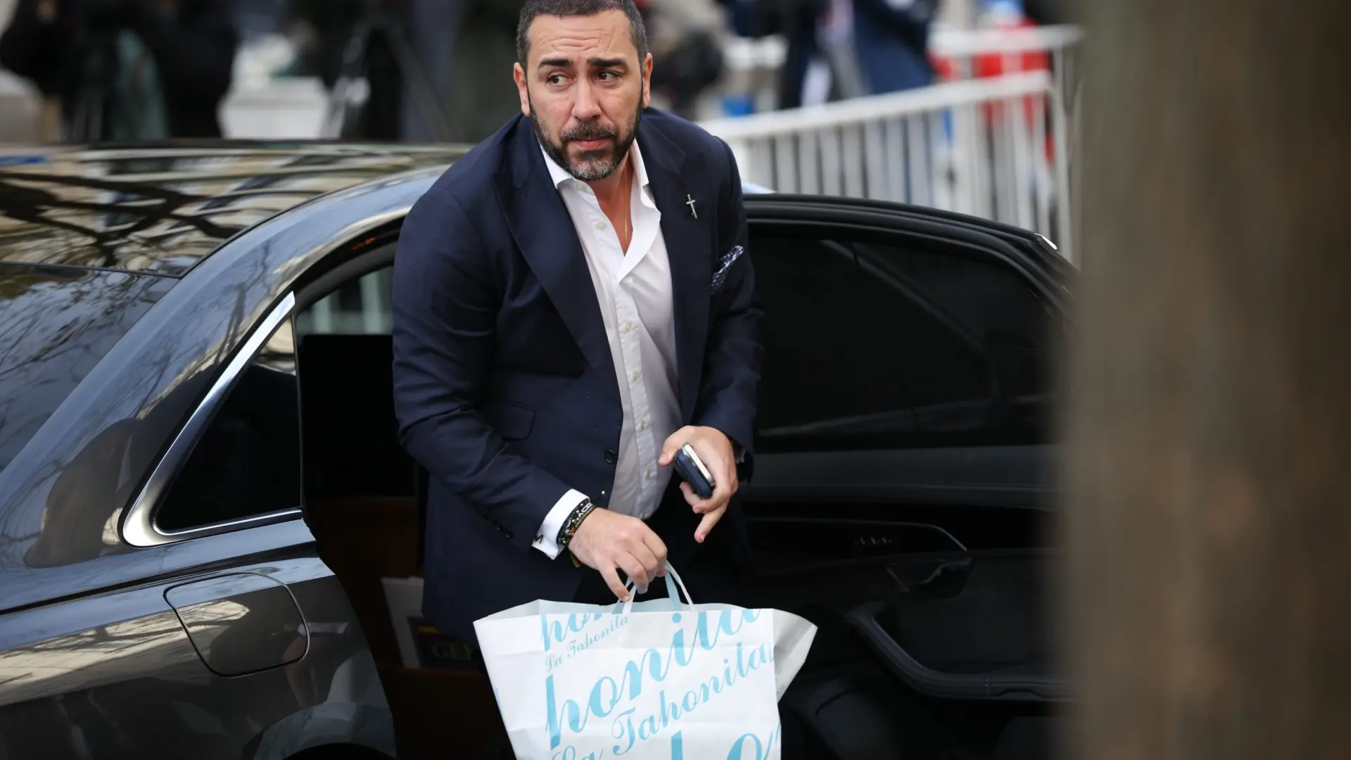 
         Aldama regala 'croissants' a los periodistas para el desayuno antes de entrar en el Tribunal Supremo 
    