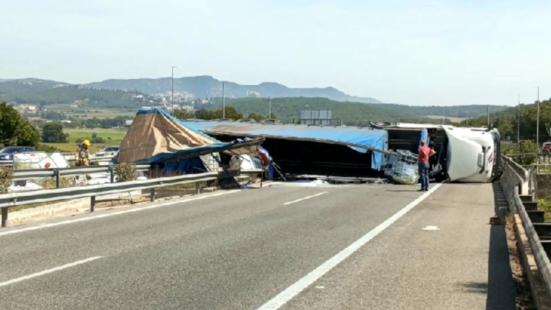 
         El accidente de un camión que transportaba líquido corrosivo obliga a cortar la vía C-32 en el Garraf 
    
