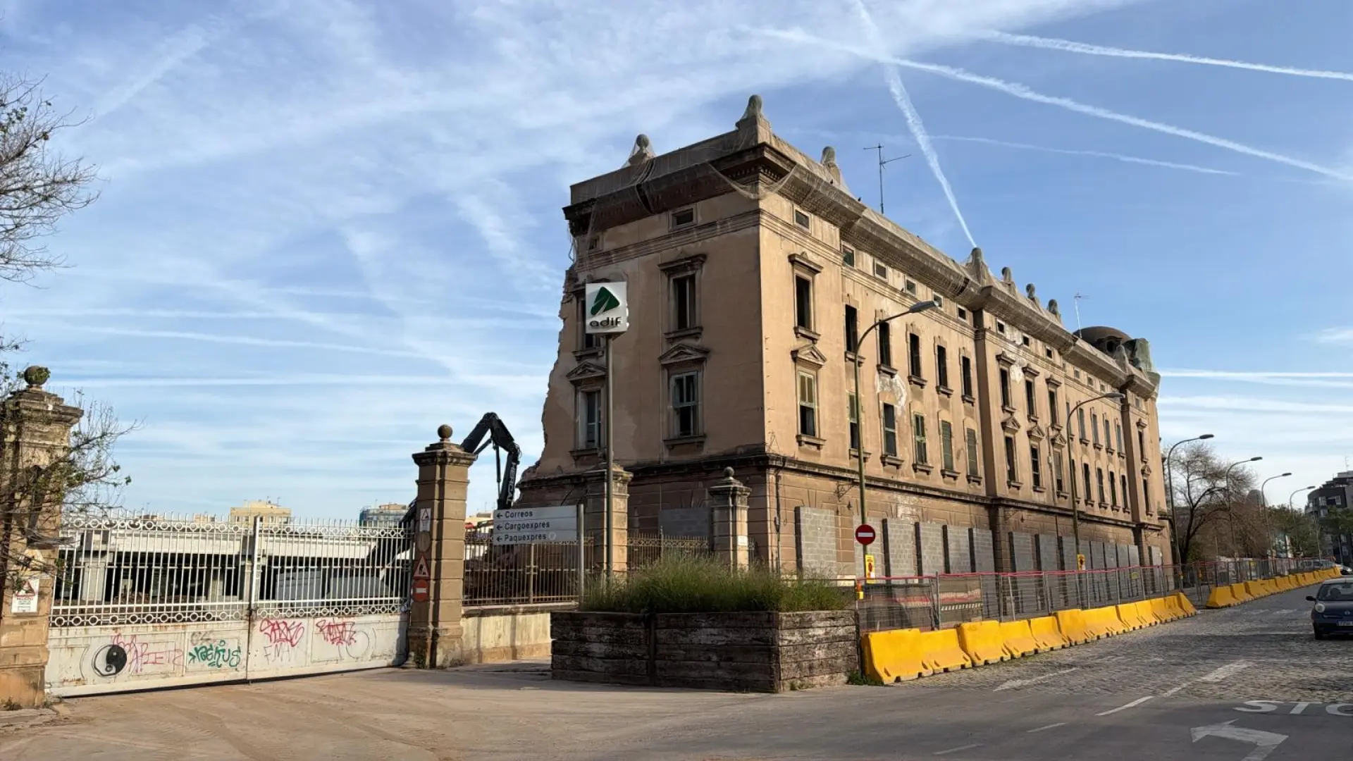 
         Derriban la antigua estación de mercancías de La Sagrera de Barcelona 
    