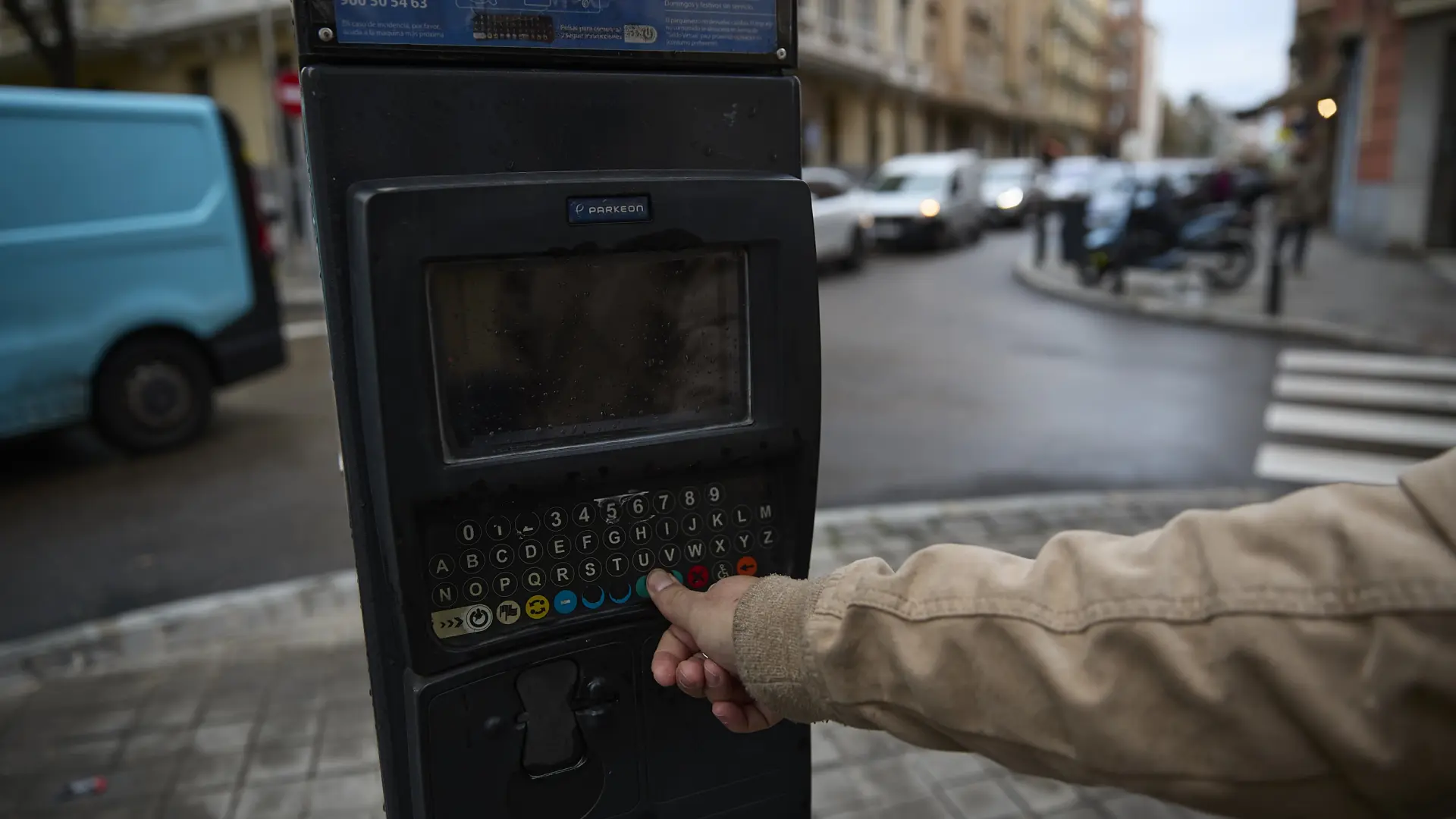 
         Los vecinos de San Isidro y Opañel votarán en el plazo de un mes si quieren parquímetros en más zonas de sus barrios 
    