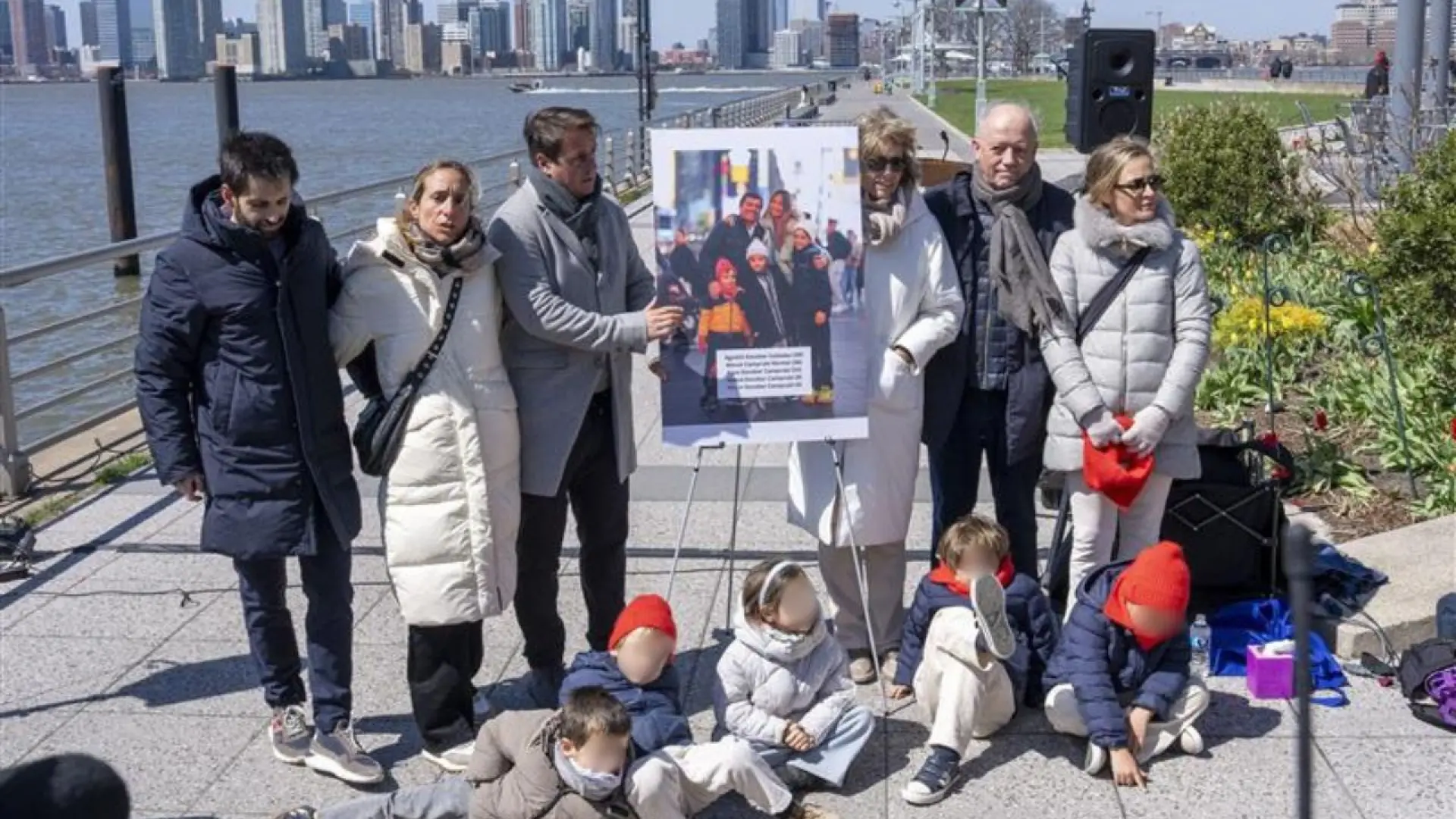 
         La familia de los españoles muertos en el accidente de helicóptero de Nueva York piden más seguridad un año después del siniestro 
    