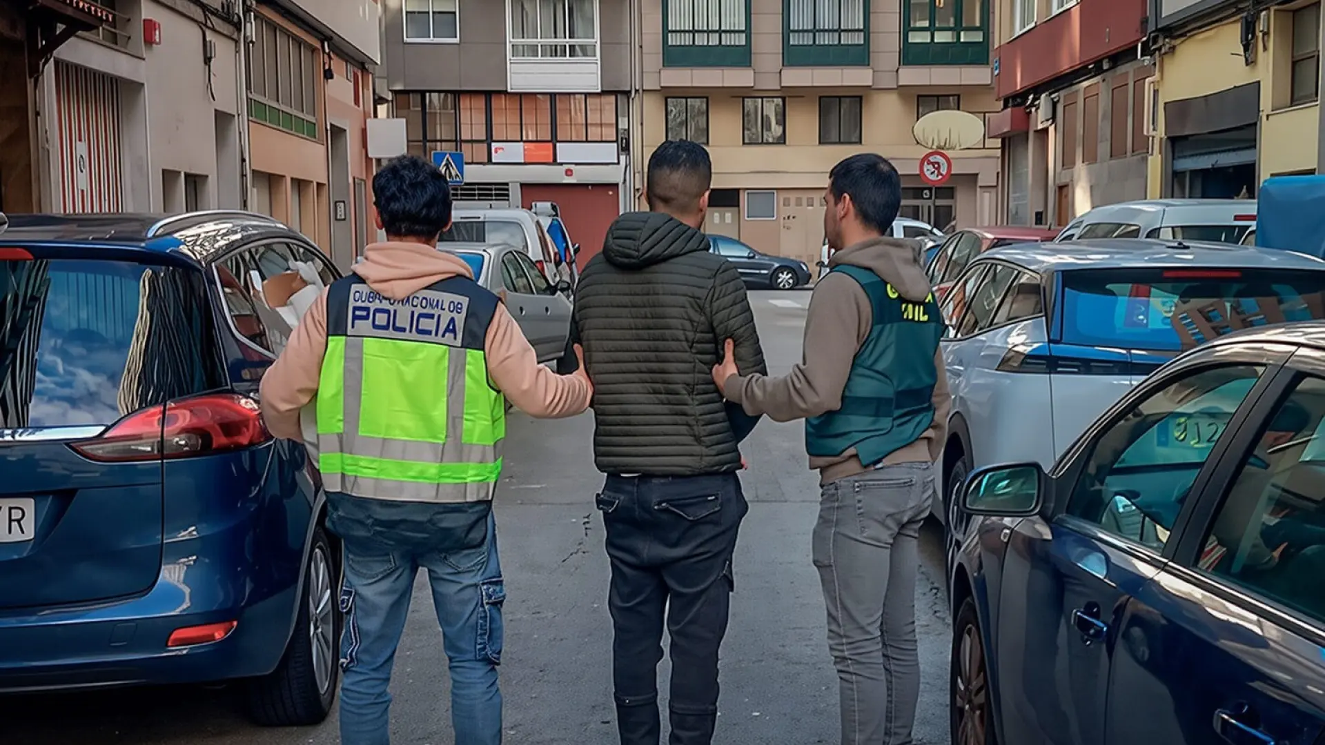 
         Desarticulan un grupo por cometer 200 robos con violencia y hurto de móviles en fiestas por toda Galicia 
    