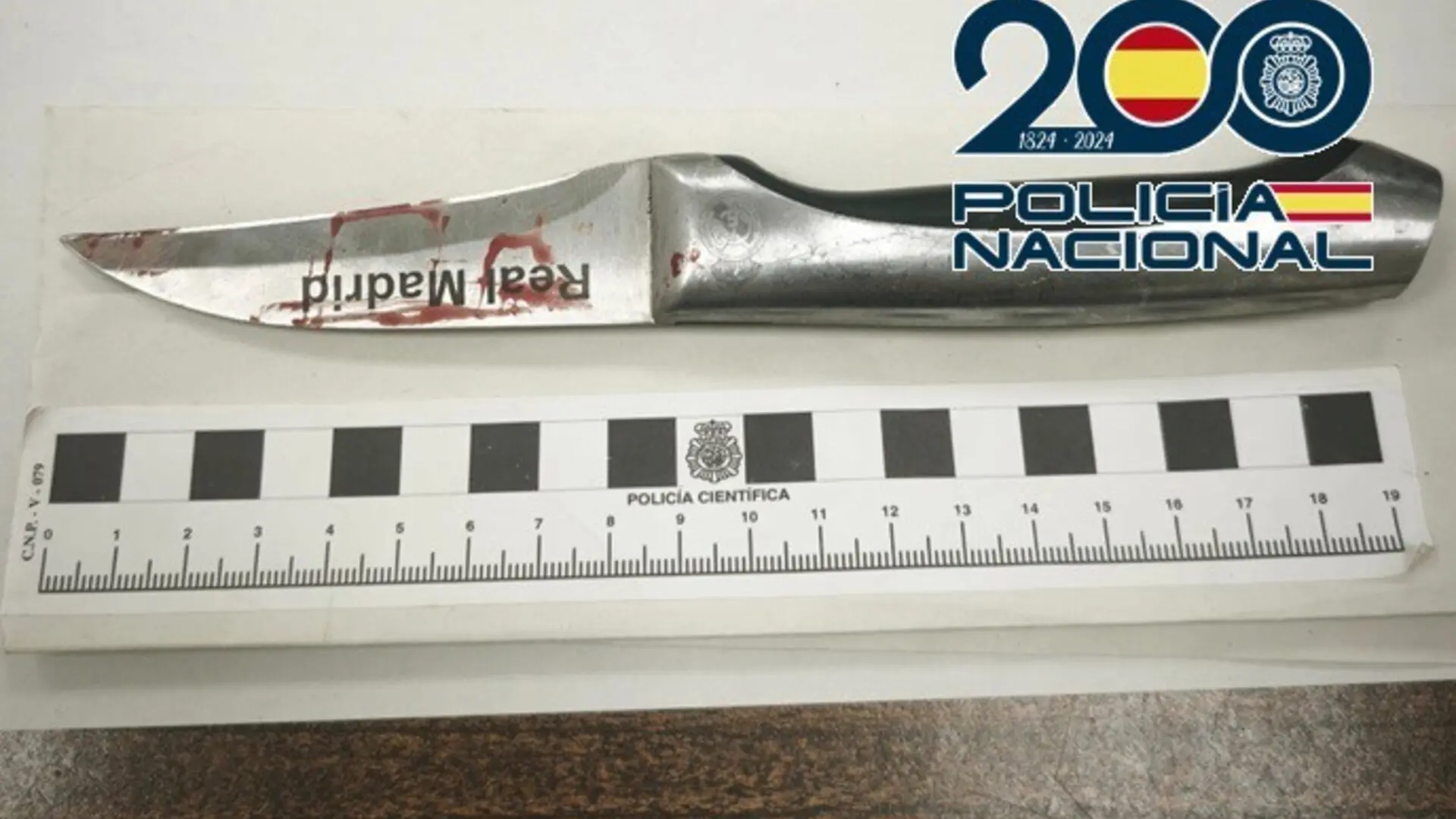 
         Detenido por rajar la cara a un ciudadano que le llamó la atención por golpear coches 
    