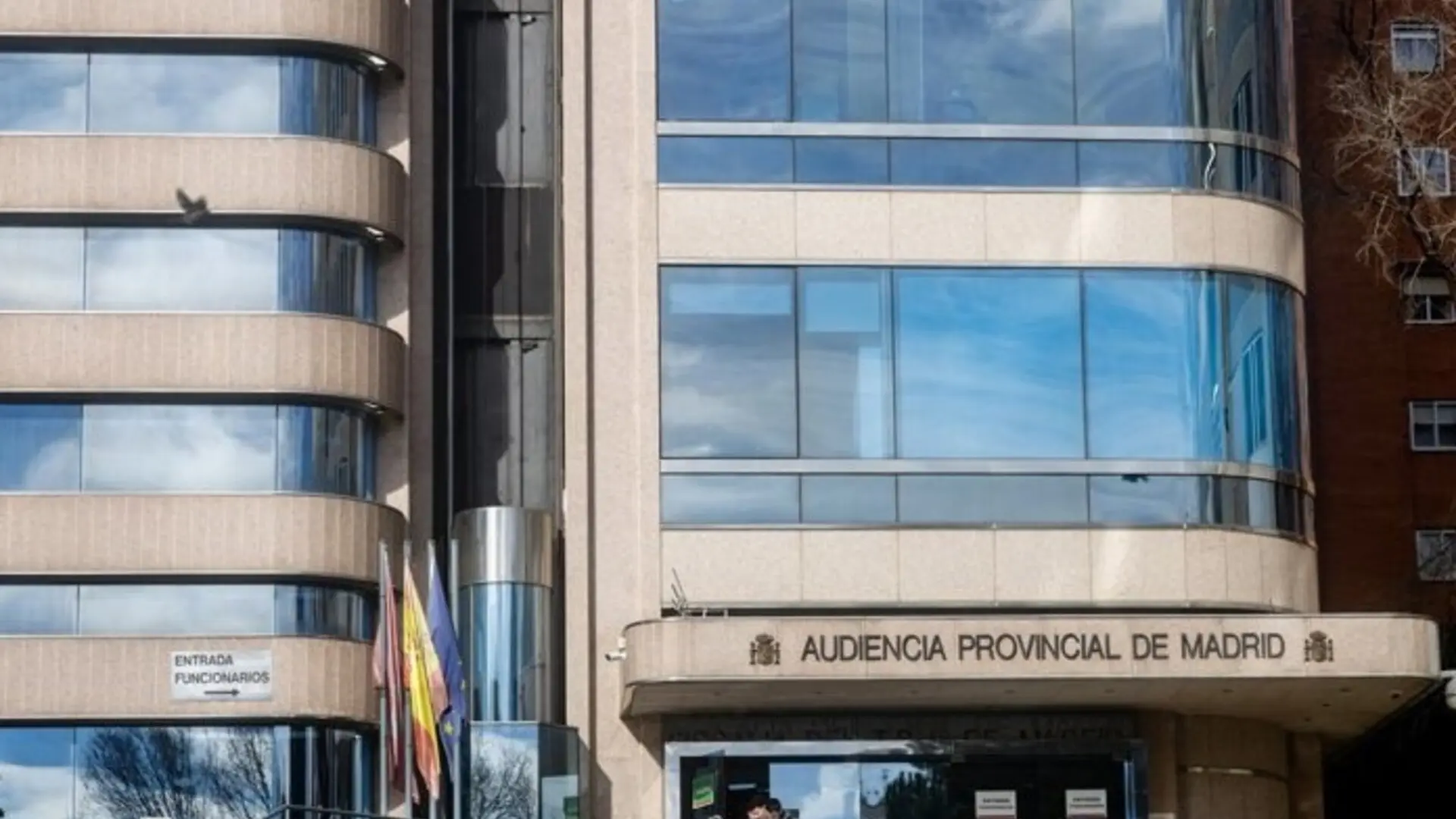 
         Piden siete años de cárcel por dejar parapléjico a un hombre que intentó asaltar de forma violenta su casa 
    