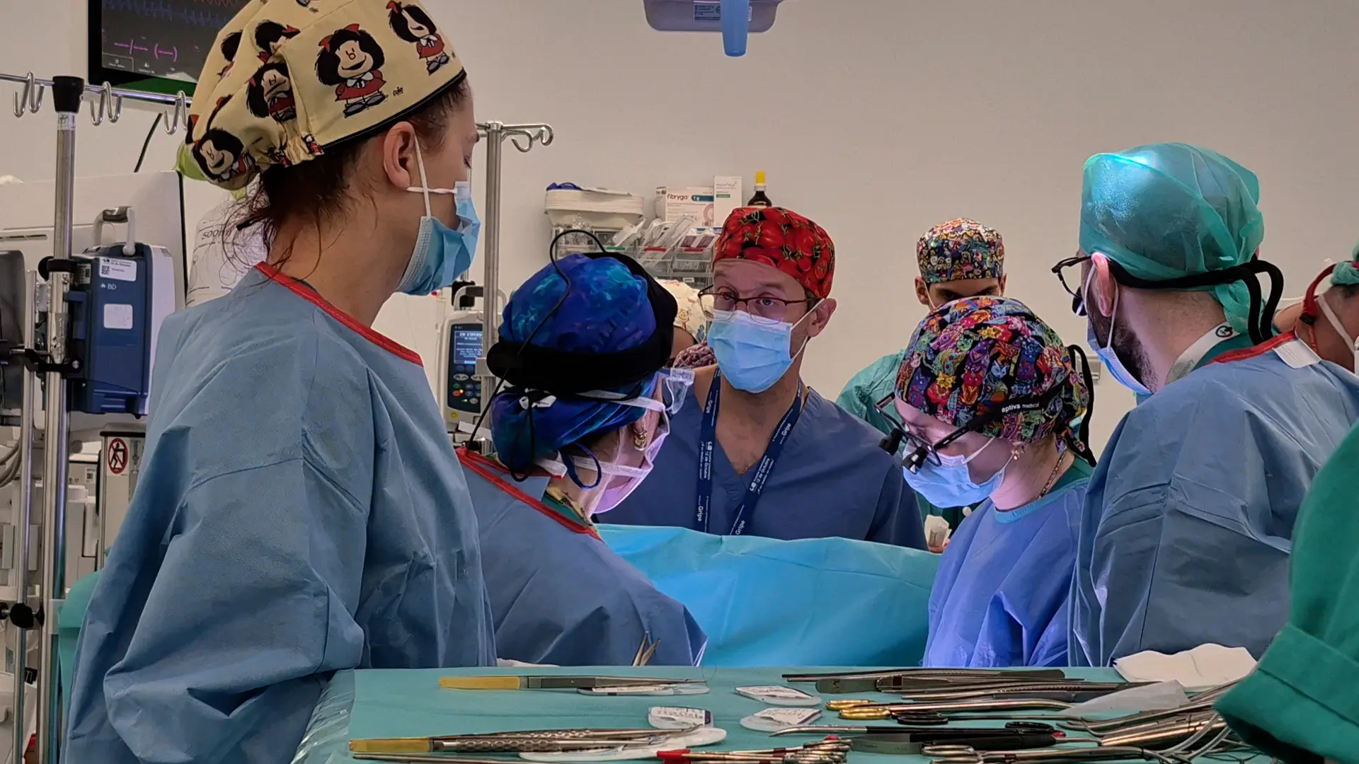 
         Con el bisturí contra reloj: cuatro cirujanos operan con éxito a tres bebés en riesgo vital en 24 horas y en tres autonomías diferentes 
    