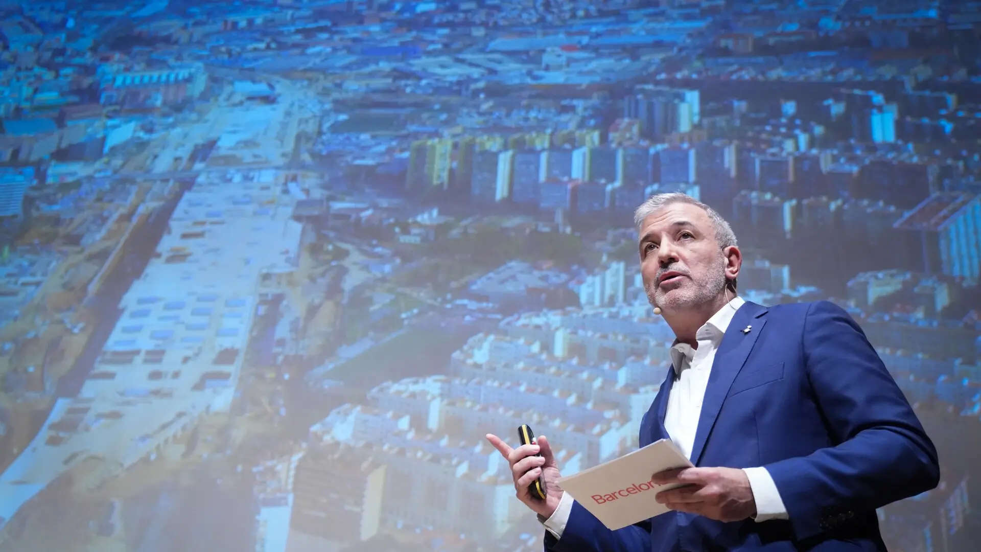 
         Collboni erige Barcelona como "faro de esperanza" contra el populismo, el racismo y la guerra 
    