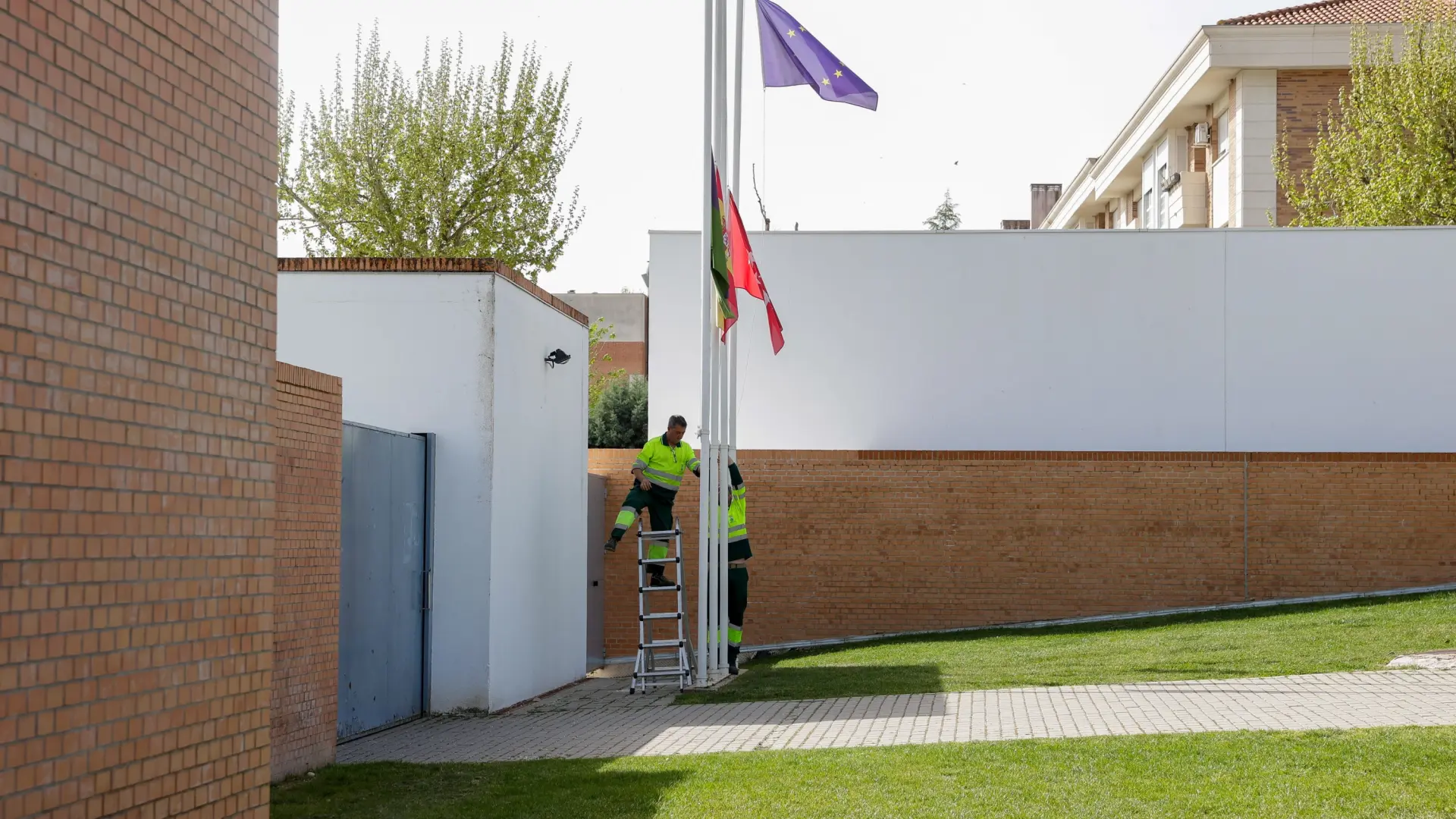 
         El presunto asesino del niño de Villanueva de la Cañada lo mató en el baño del centro cultural y una policía de paisano dio el primer aviso 
    