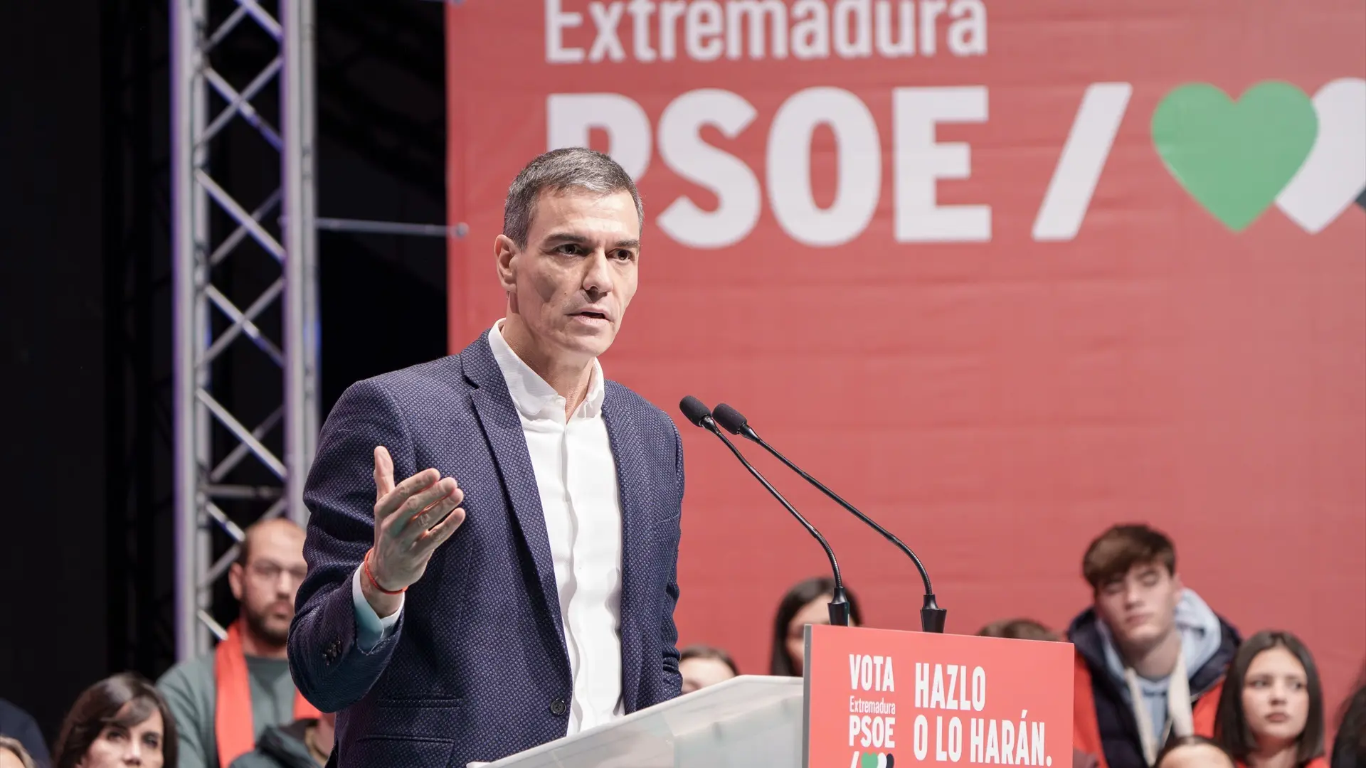
         Ferraz ensaya en Extremadura una rectificación del diseño territorial de Sánchez tras los batacazos electorales 
    