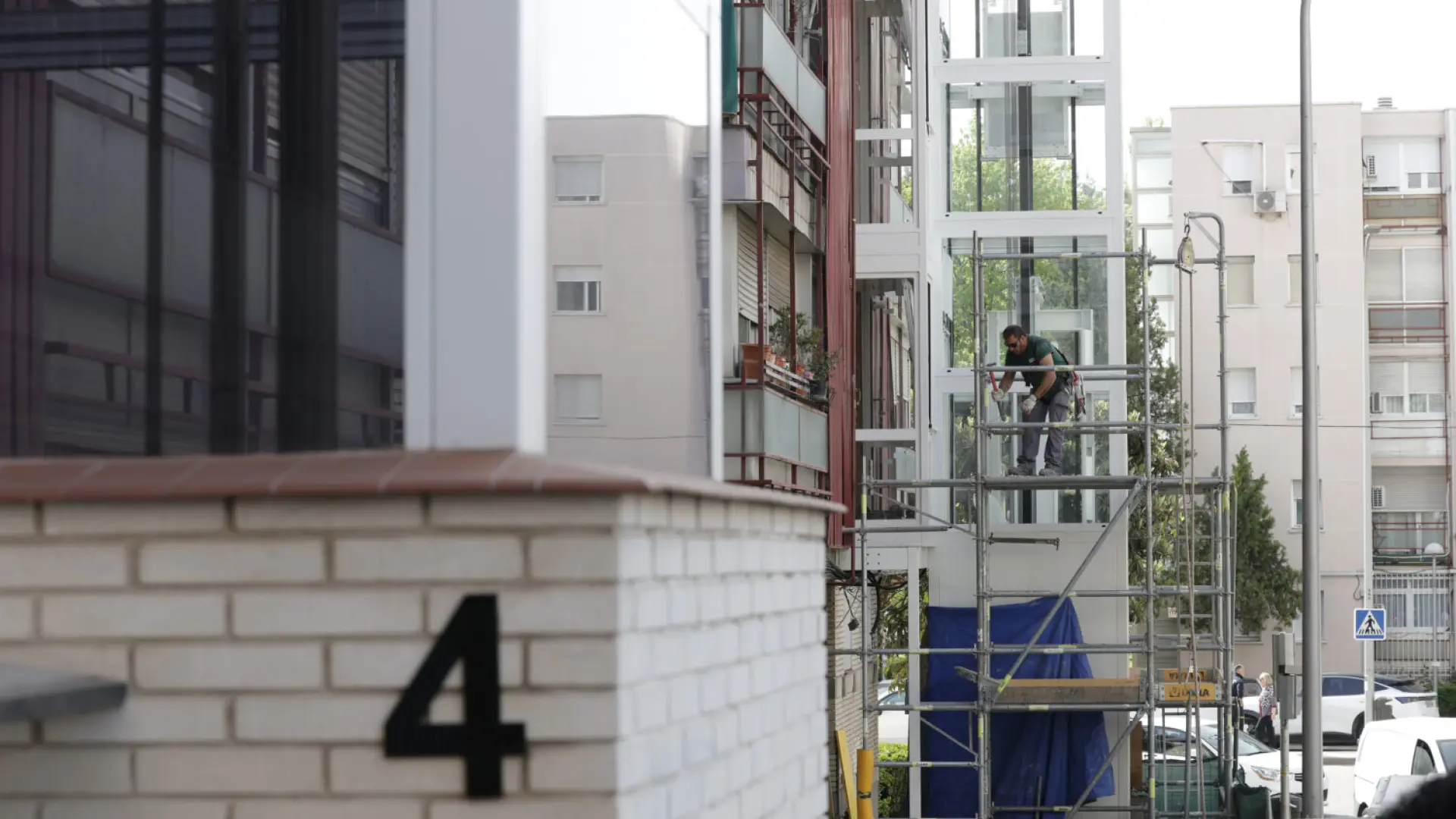 
         "Antes los mayores no podían bajar a la calle": las ayudas para ascensores en Lucero cambian el día a día 
    