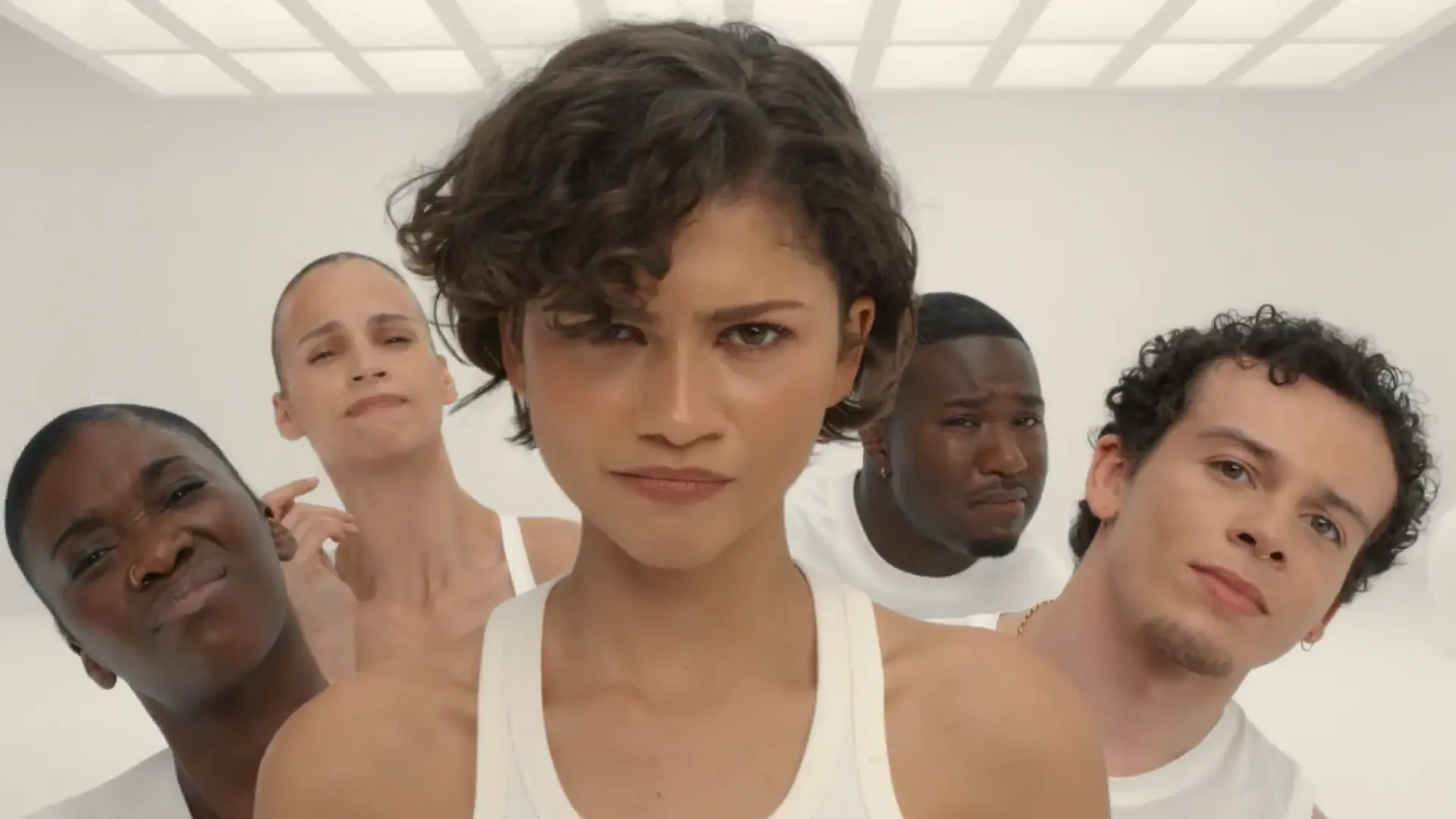 
         El artístico anuncio protagonizado por Zendaya que se ha hecho viral 
    