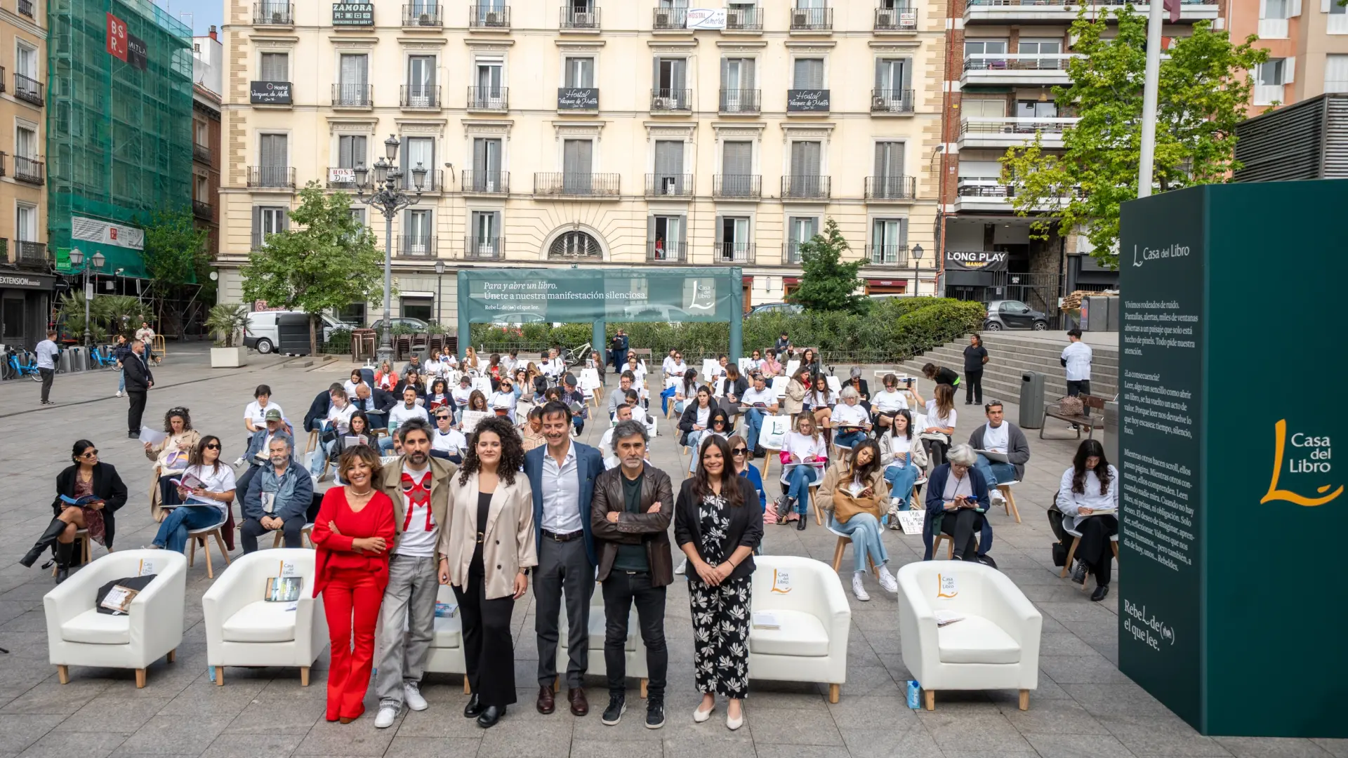 
         Cientos de personas, como los escritores Sonsoles Ónega y Pedro Simón, se reúnen en silencio en una plaza de Madrid para leer 
    