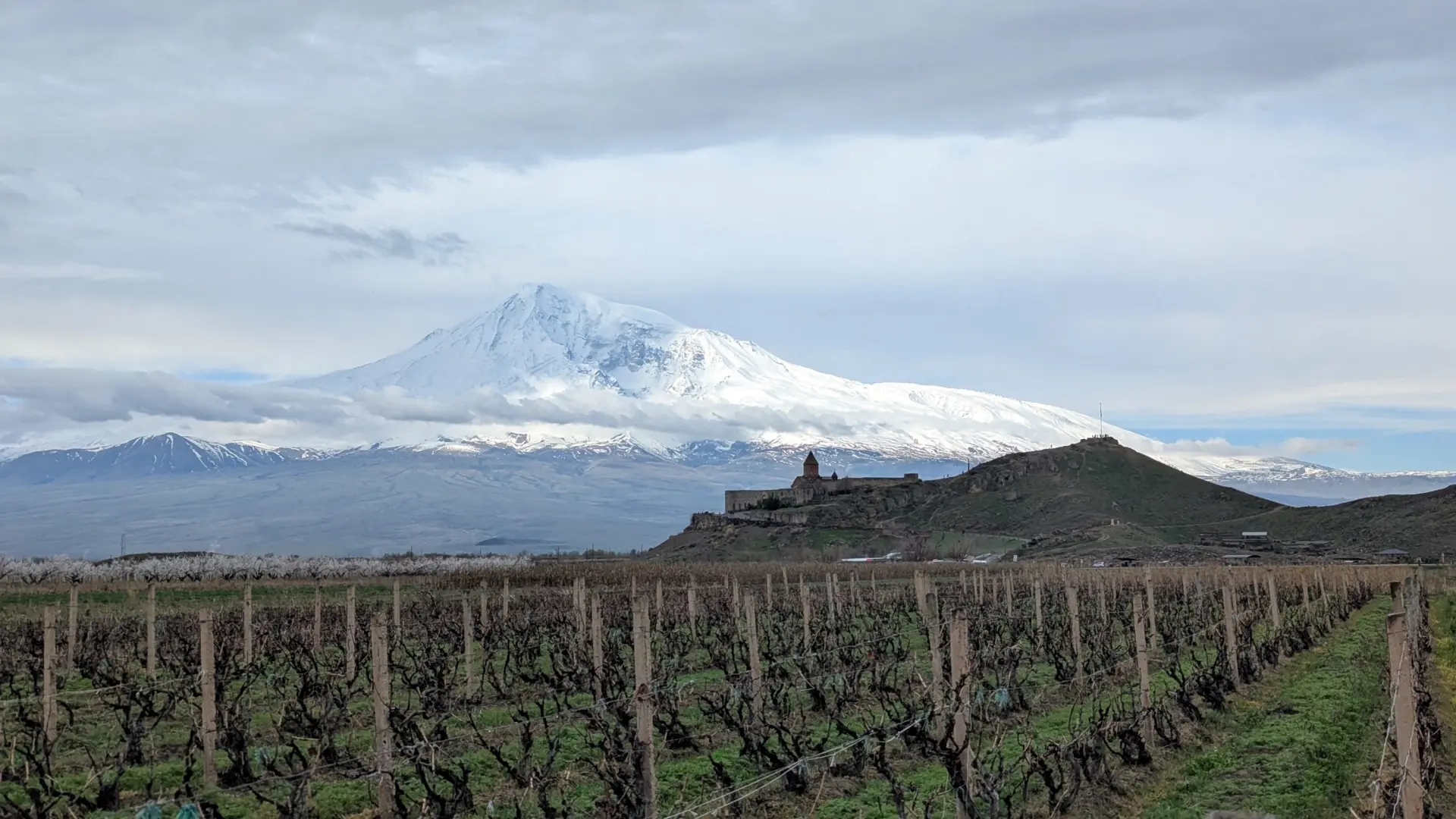 
         Descubre el lugar más famoso de Armenia, un monasterio prisión con viñedos a los pies del Ararat 
    