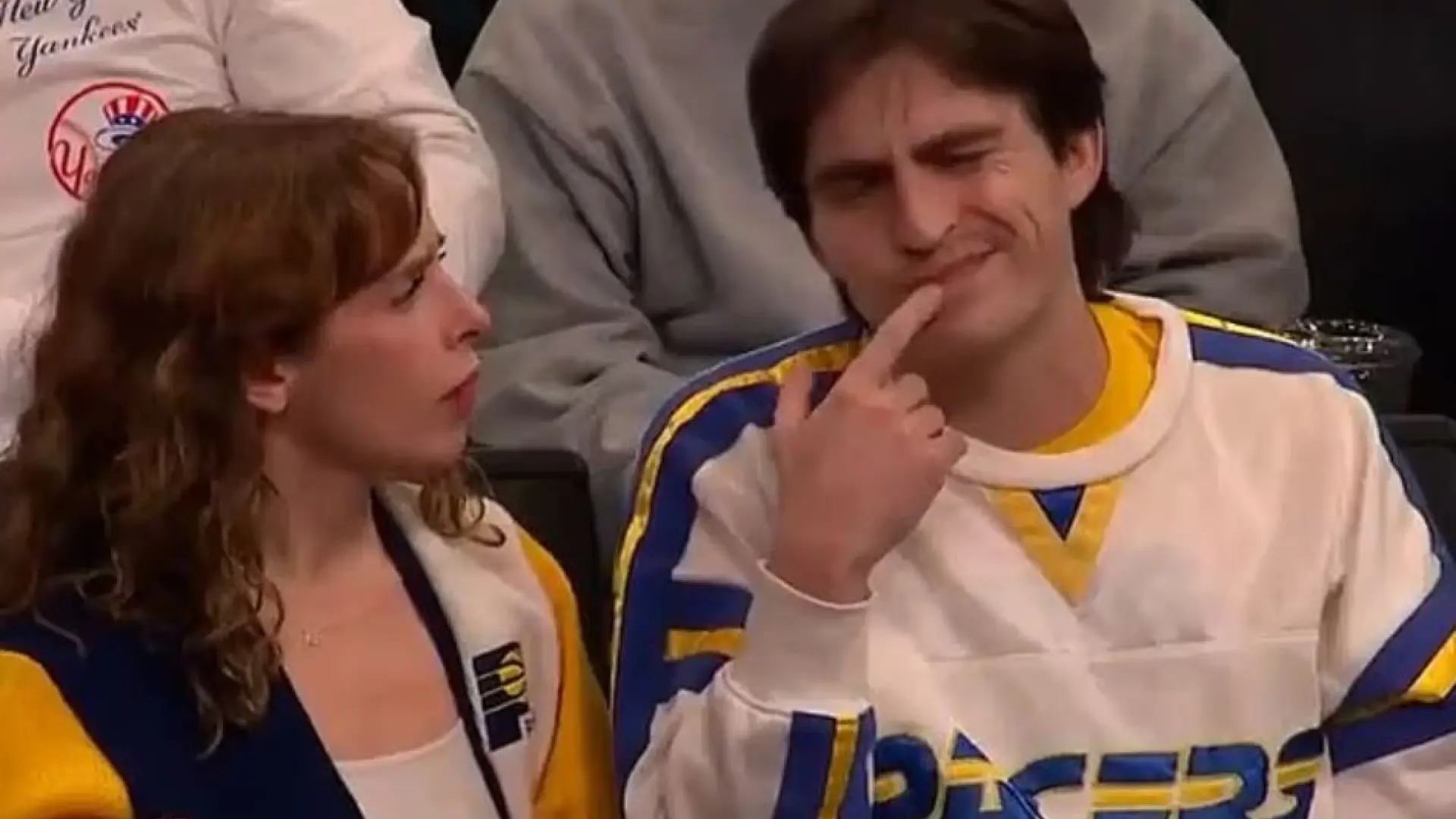 
         Pillan a una pareja discutiendo en pleno partido de la NBA y la escena se hace viral: "Ese eres tú, ¿de qué estás hablando?" 
    