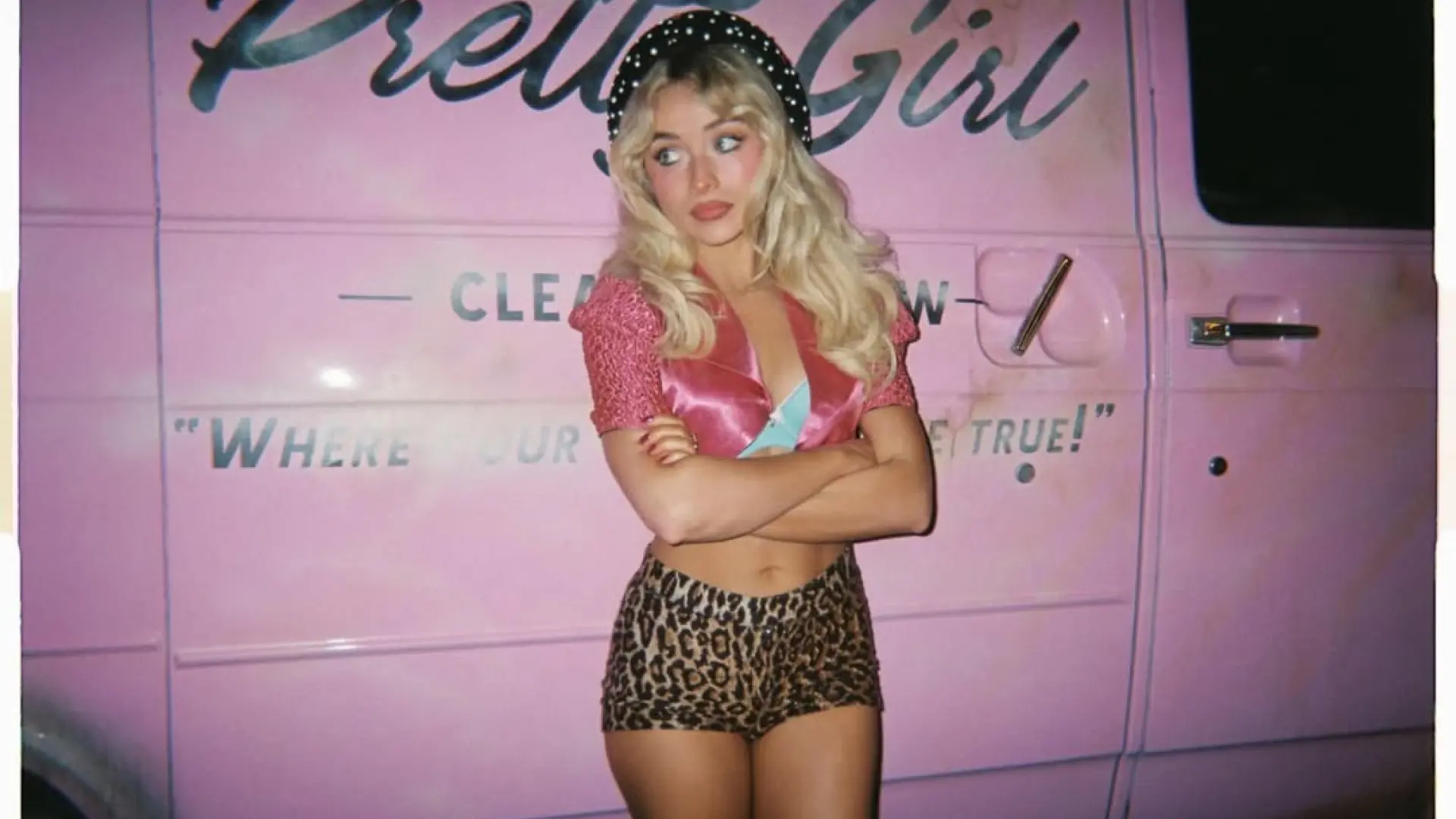 
         Transparencias, Mary Janes y un show único: Sabrina Carpenter conquista el primer día de Coachella 
    