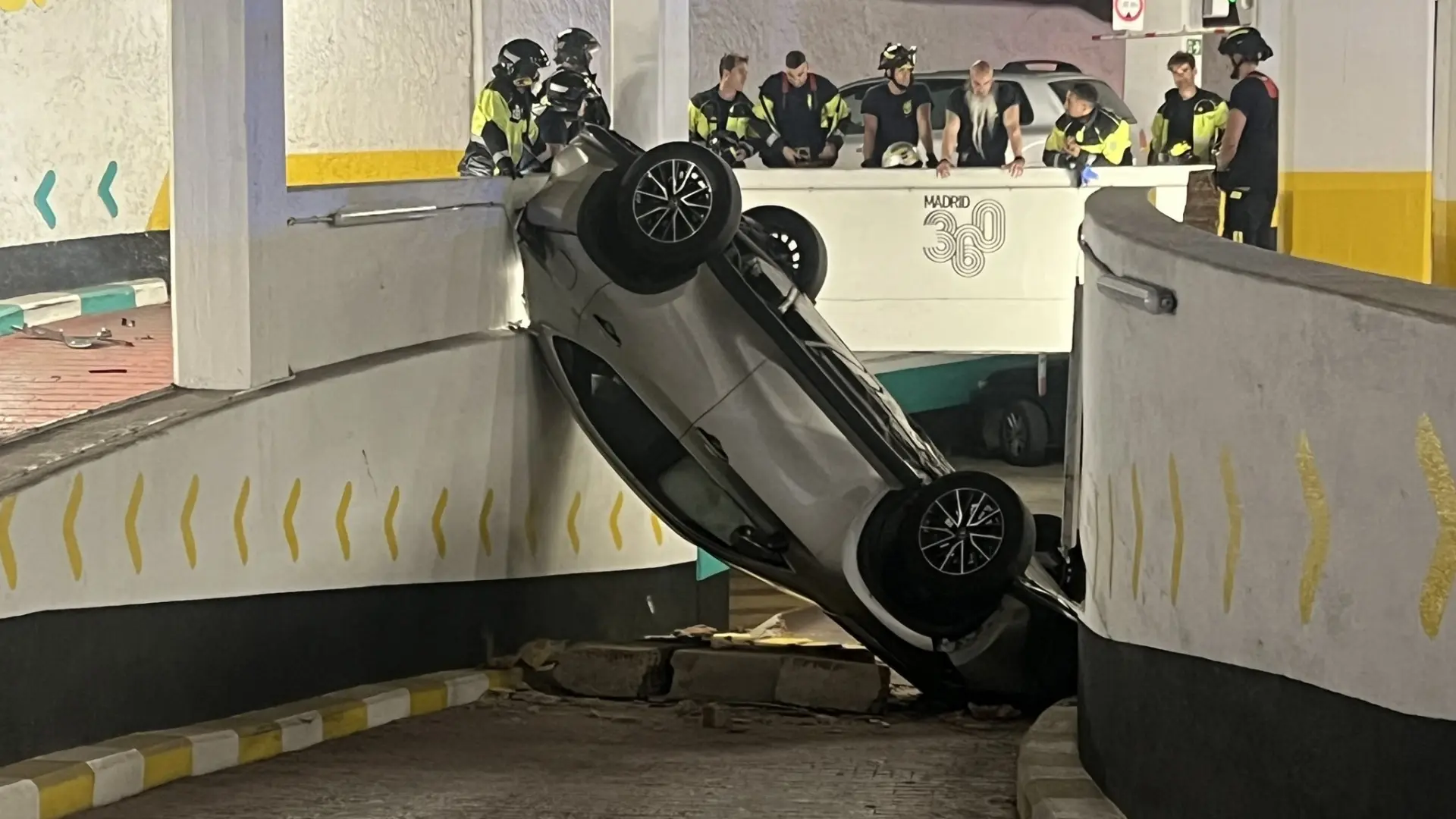 
         Un vehículo pierde el control y se precipita a la planta inferior de un parking de Madrid: hay dos heridos 
    