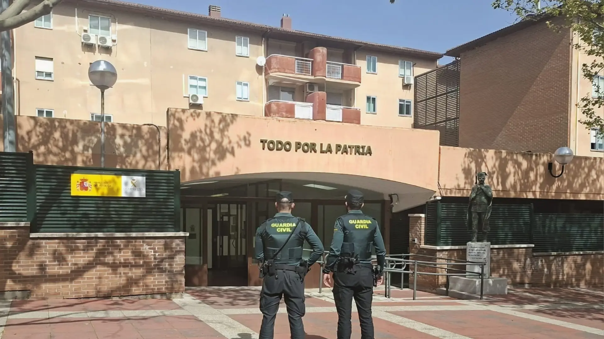 
         Un guardia civil fuera de servicio impide el robo de 900 euros en un cajero automático en Tres Cantos 
    