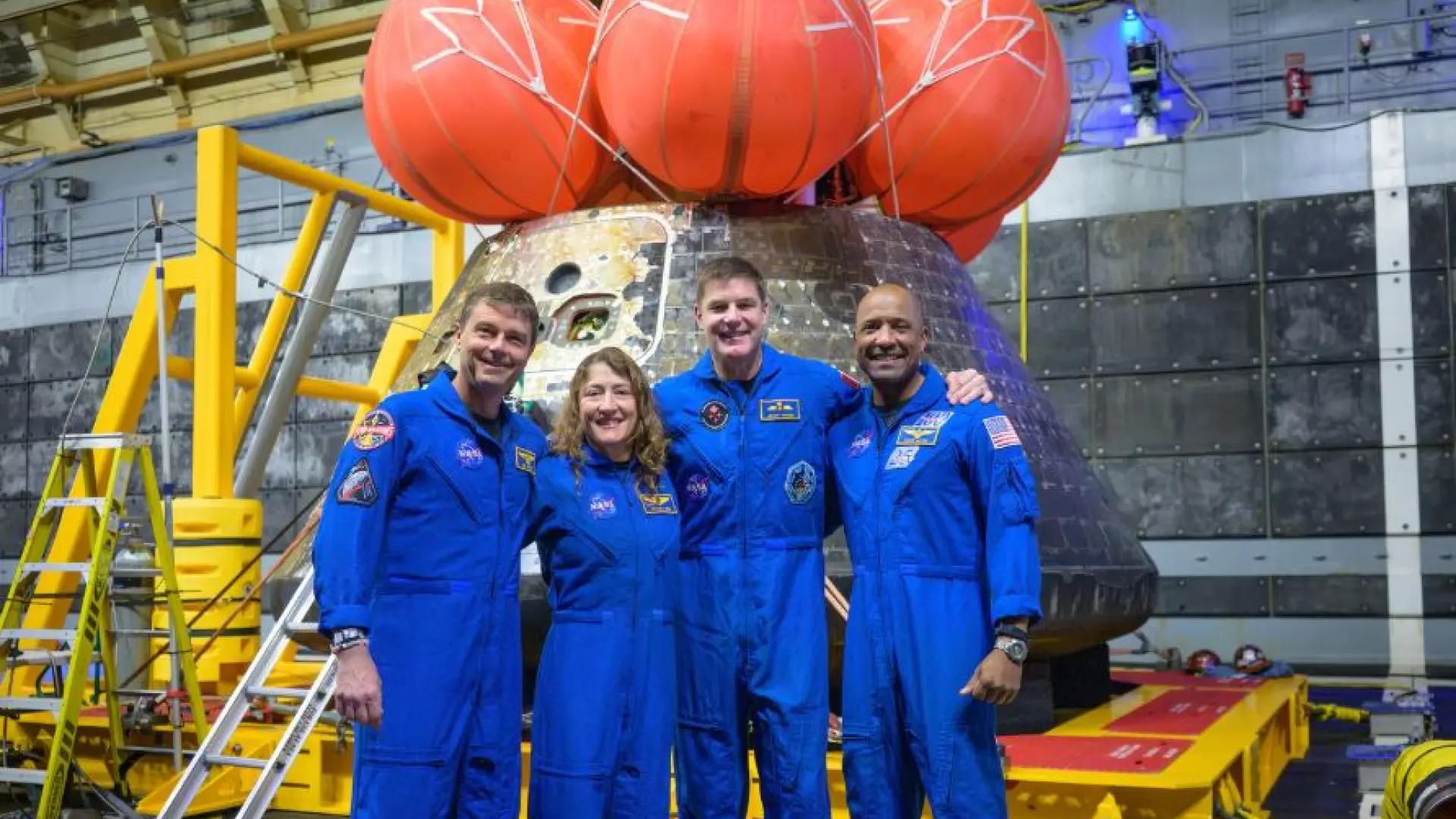 
         Primera foto de los astronautas de la misión Artemis II horas después de regresar a la Tierra 
    