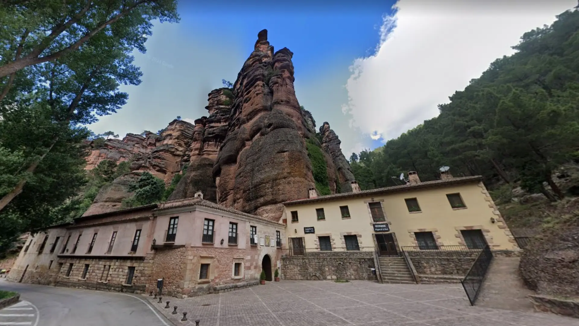 
         Muere un hombre tras caerse por las escaleras de un mirador en Guadalajara 
    