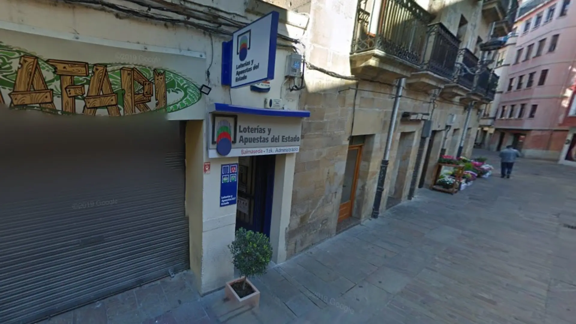 
         Un acertante de la Primitiva gana el bote de 3,5 millones de euros 
    