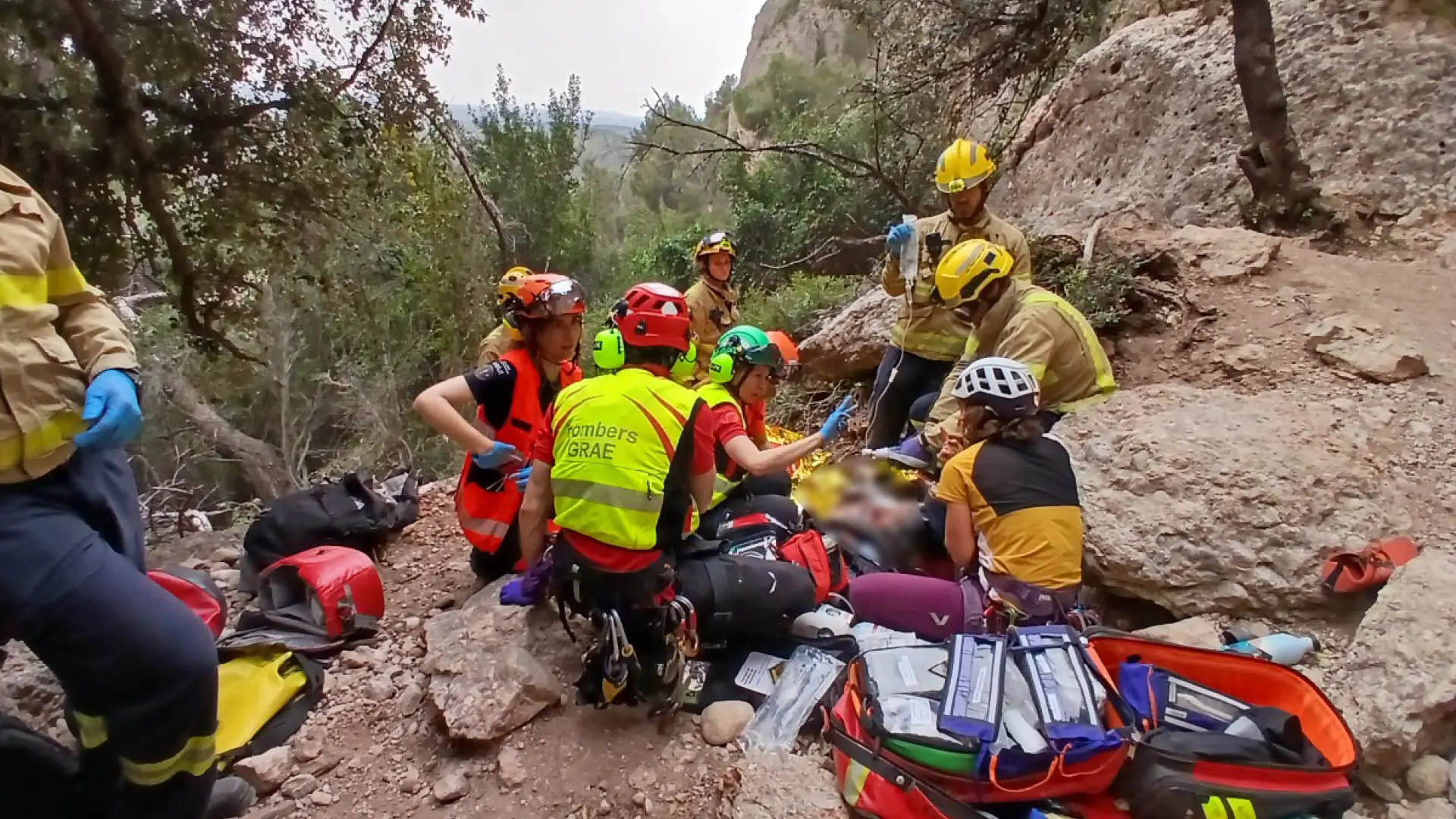 
         Dos escaladores de 30 años, en estado crítico por un desprendimiento de rocas cuando escalaban en Montserrat 
    