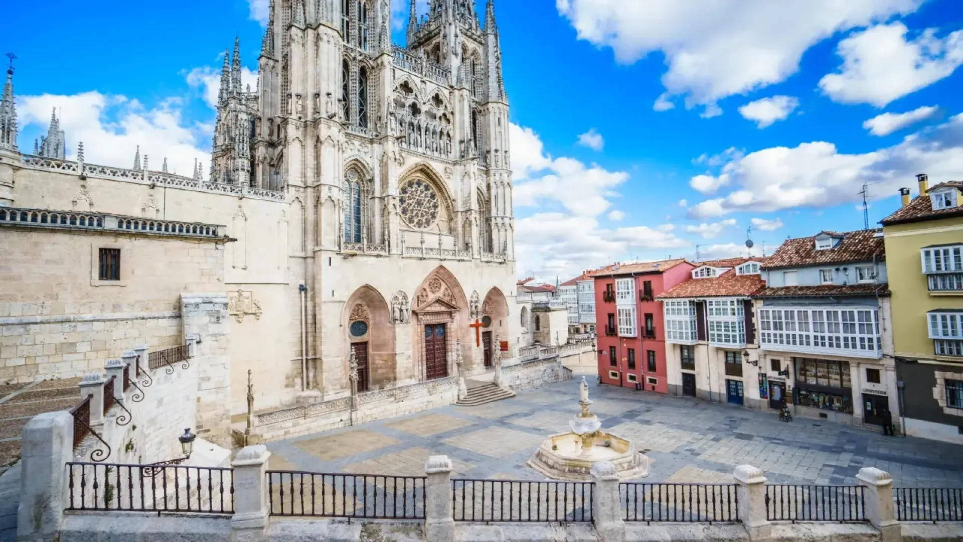 
         Monumentalidad y austeridad castellana en una de las principales capitales gastronómicas de España 
    