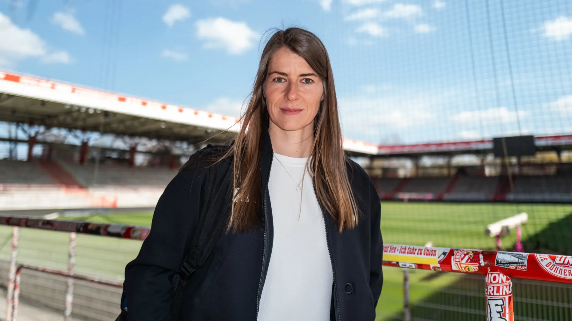 
         Marie-Louise Eta hace historia: primera entrenadora en dirigir a un equipo masculino en las grandes ligas 
    