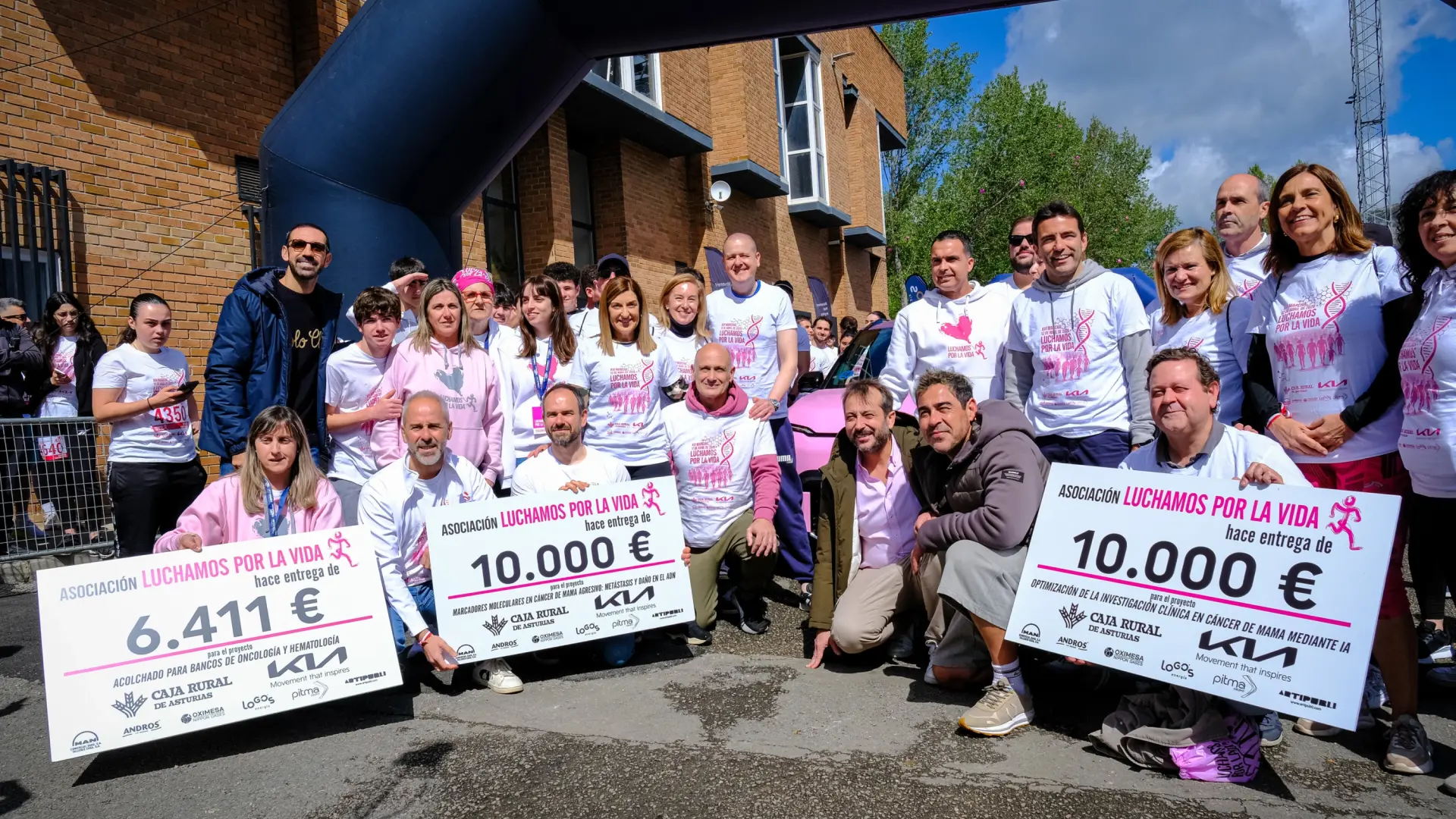 
         Pablo Chiapella corre contra el cáncer junto a miles de personas en Cantabria 
    